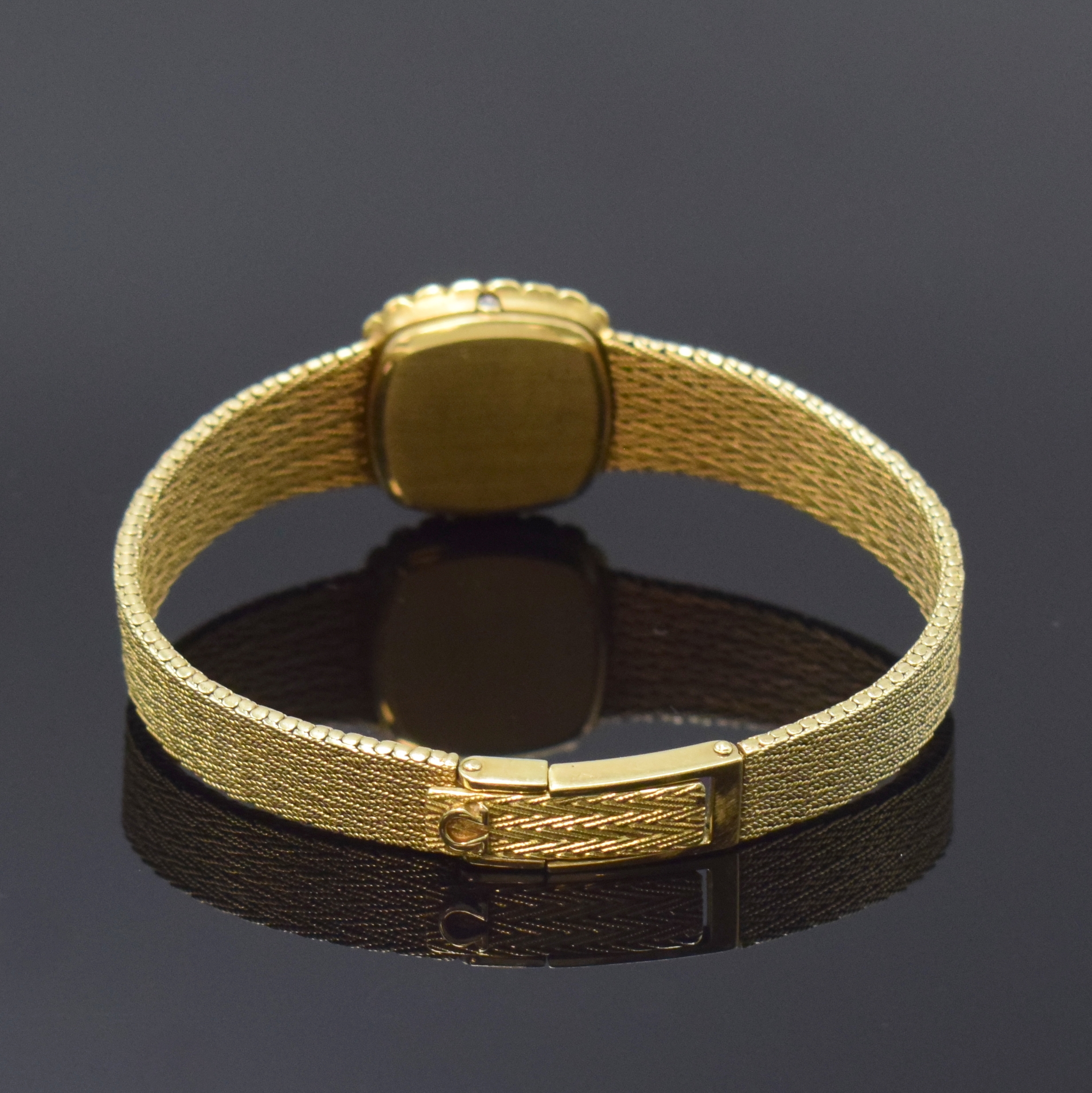 Detail b: OMEGA De Ville Damenarmbanduhr in GG 585/000 mit Diamanten, Schweiz um 1985, quarz, orig. Goldband, Boden aufgedr., Lünette m. Diamanten bes., ...
