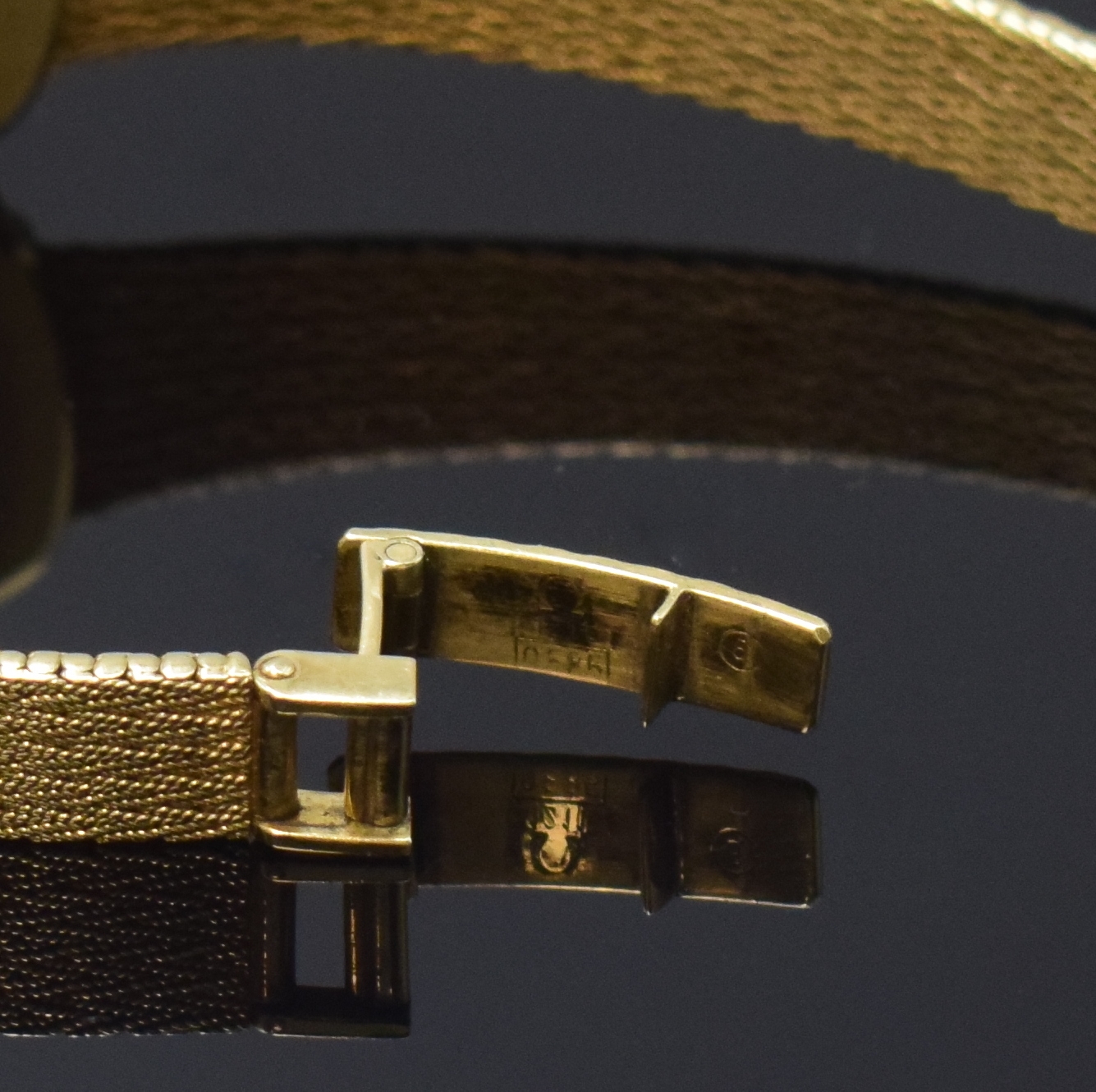 Detail c: OMEGA De Ville Damenarmbanduhr in GG 585/000 mit Diamanten, Schweiz um 1985, quarz, orig. Goldband, Boden aufgedr., Lünette m. Diamanten bes., ...
