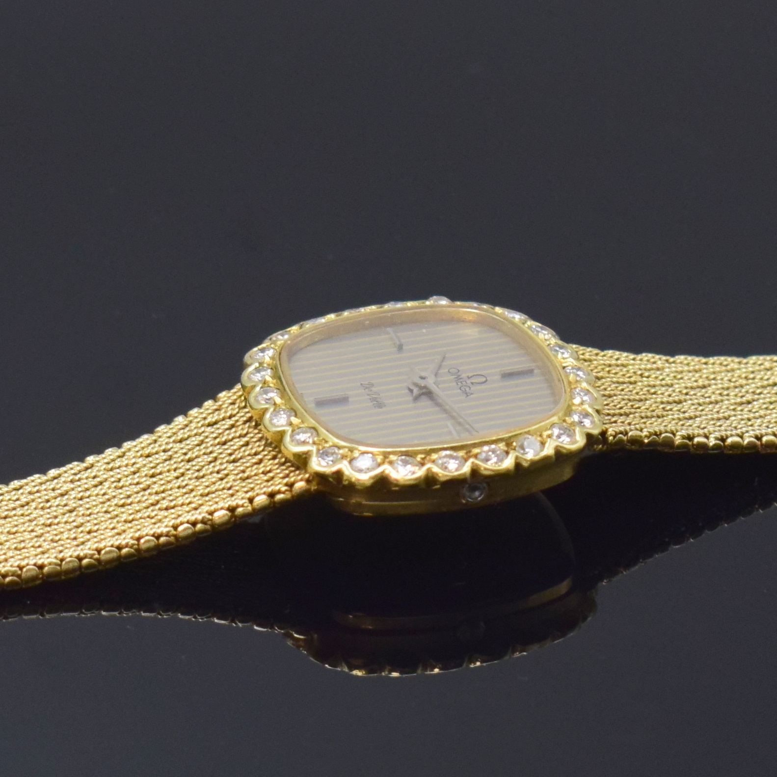 Detail d: OMEGA De Ville Damenarmbanduhr in GG 585/000 mit Diamanten, Schweiz um 1985, quarz, orig. Goldband, Boden aufgedr., Lünette m. Diamanten bes., ...
