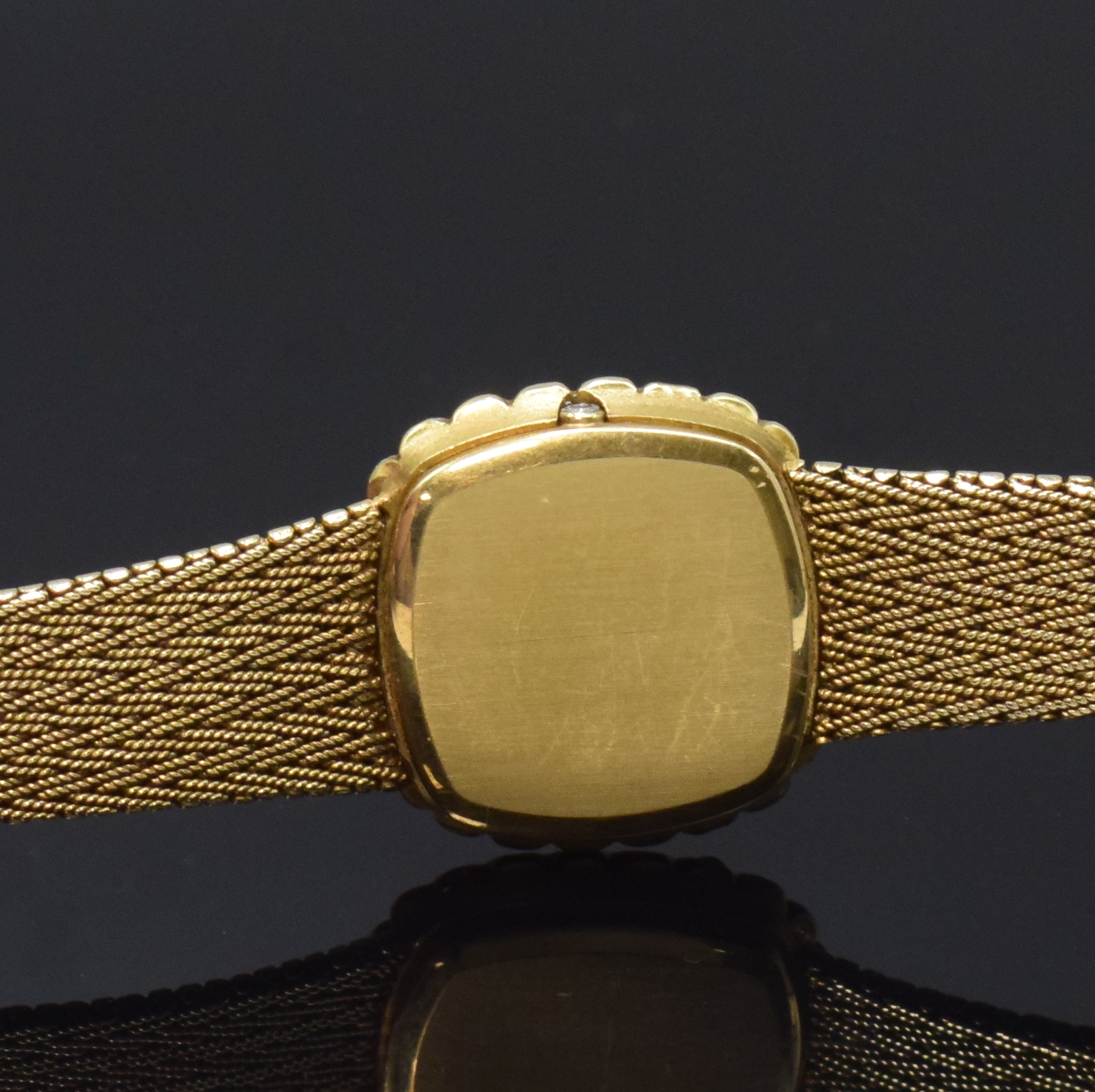 Detail e: OMEGA De Ville Damenarmbanduhr in GG 585/000 mit Diamanten, Schweiz um 1985, quarz, orig. Goldband, Boden aufgedr., Lünette m. Diamanten bes., ...