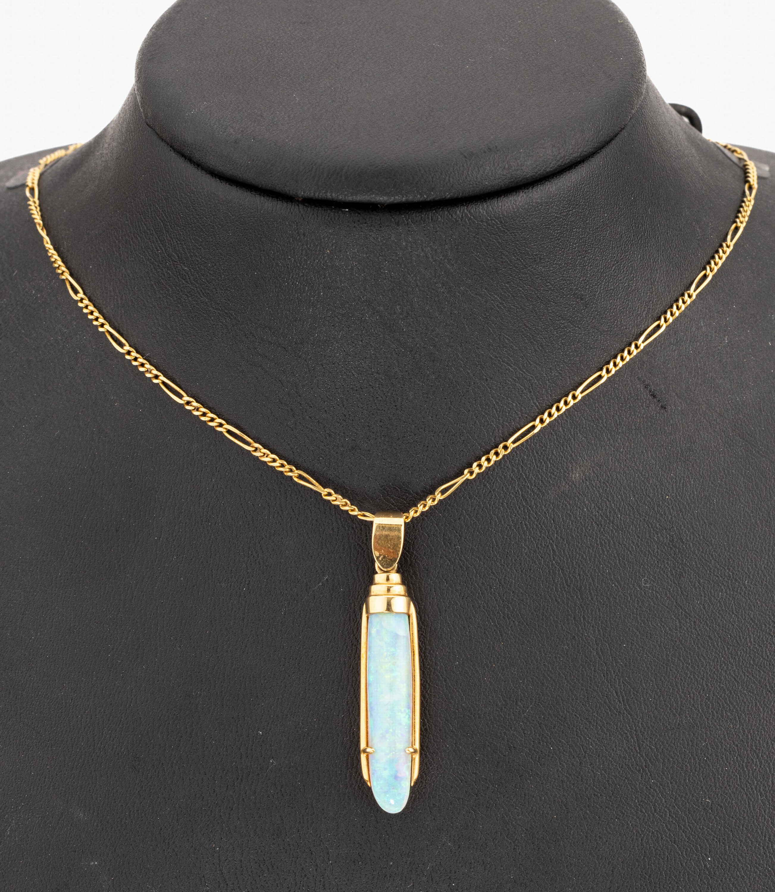 18 kt Gold Opal-Anhänger mit Kette, GG 750/000, Opalstab mit überwiegend blau -grünem Farbspiel ca. 12.0 ct Anhänger L. ca. 4 cm, Kettenl. ca. ...