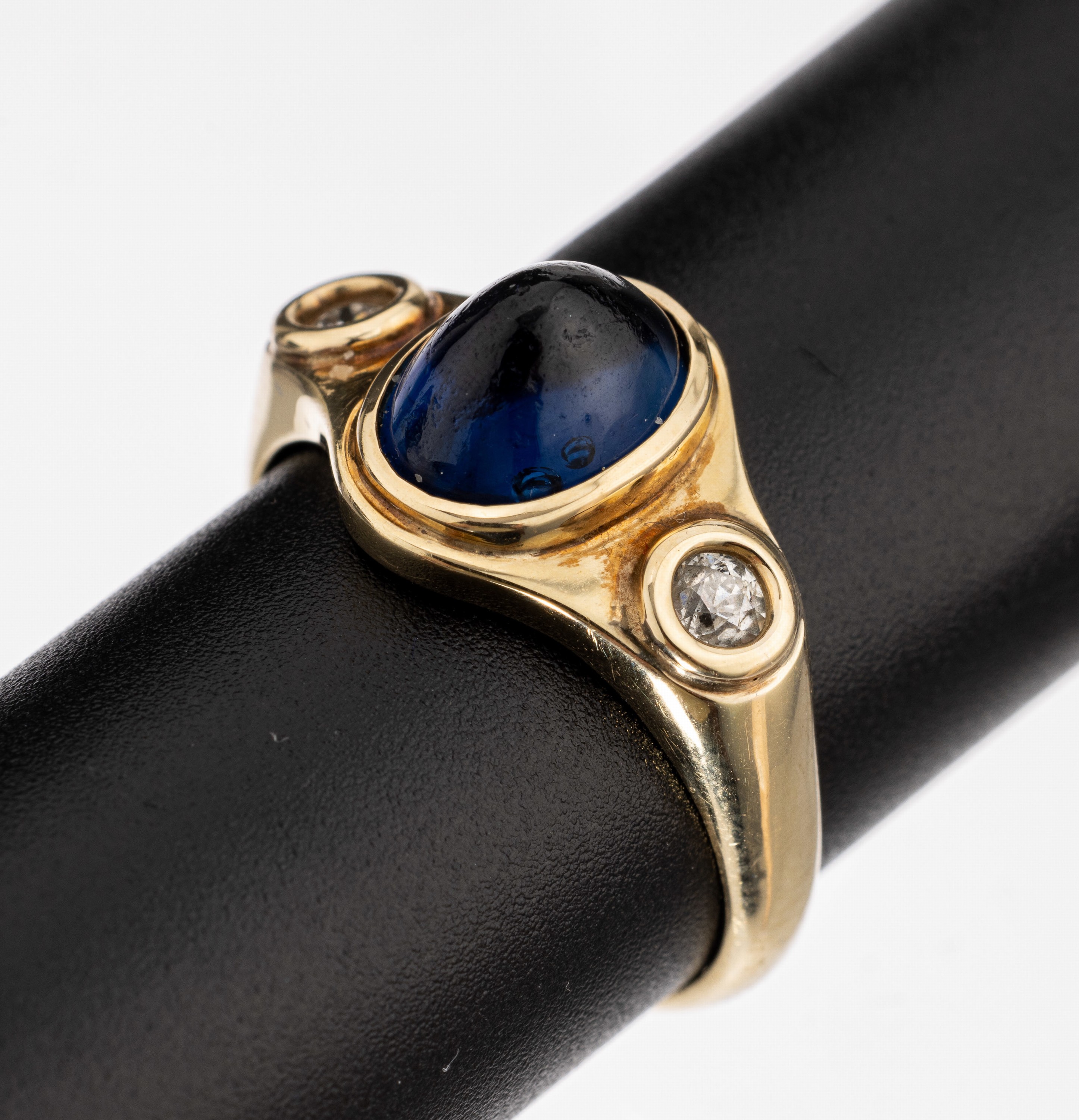 14 kt Gold Diamant-Ring, GG 585/000, blaues Glas-Cabochon, 2 Altschliff-Diam. zus. ca. 0.20 ct Weiß/p 1, total ca. 7.5 g, RW62