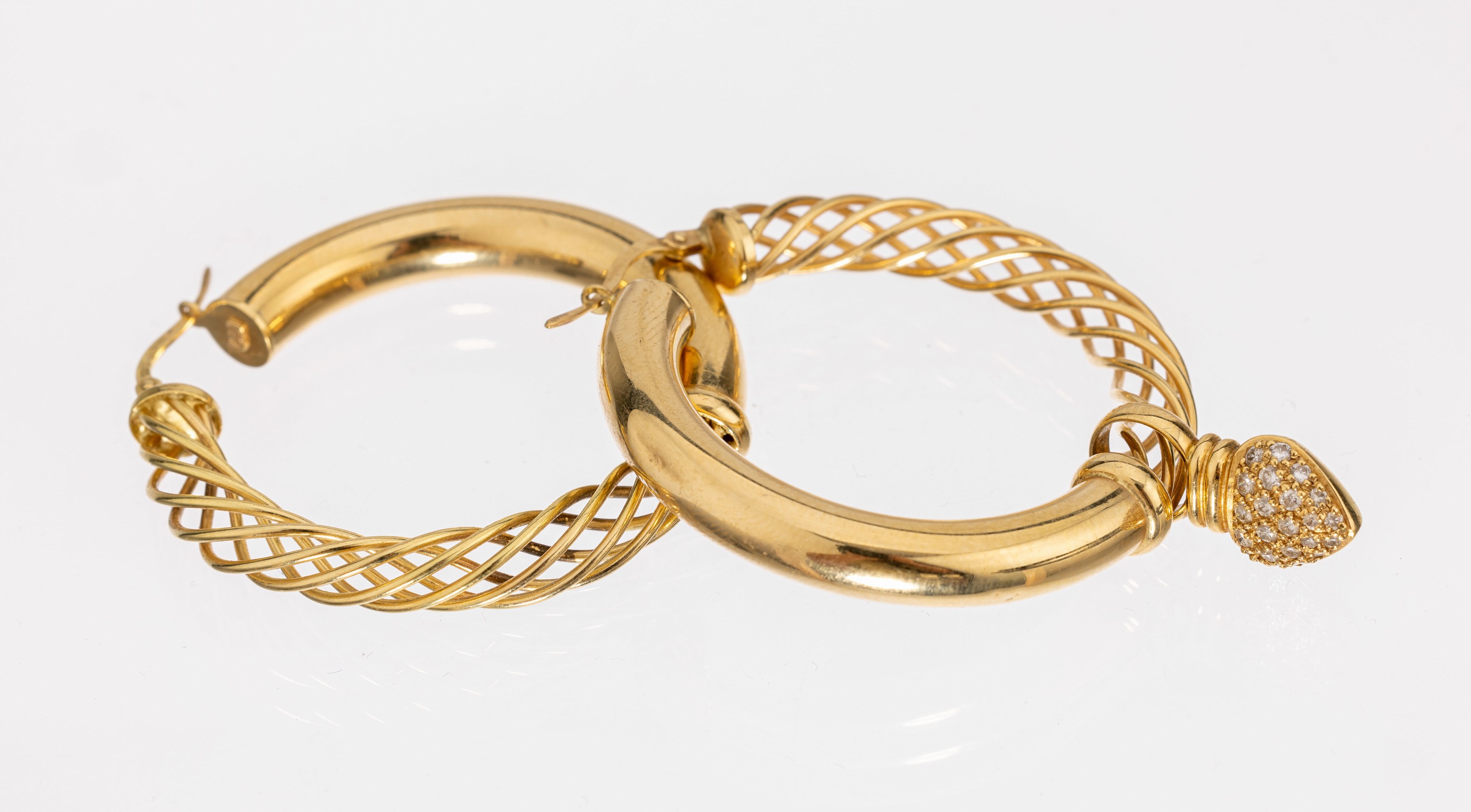 Paar 18 kt Gold Ohrcreolen mit 1 Brillant- Einhänger, GG 750/000, Einhänger in Herzform mit 22 Brillanten zus. ca. 0.18 ct Weiß/si-p1, total ca. ...