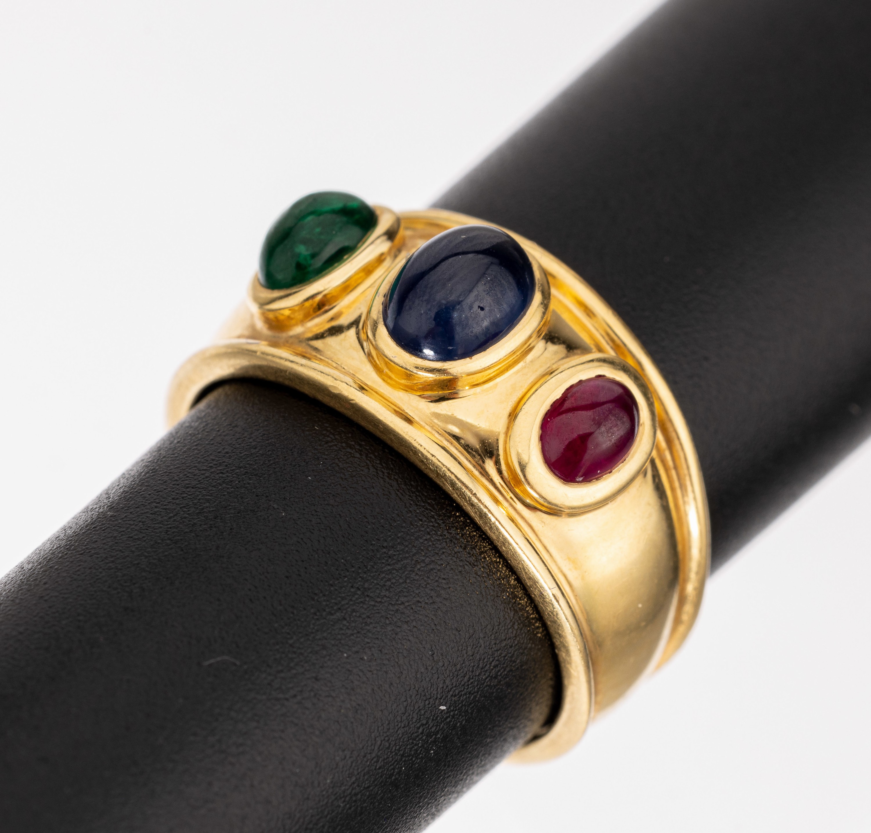 18 kt Gold Farbstein-Ring, GG 750/000, Smaragd-, Saphir- und Rubincabochon zus. ca. 2.0 ct, ca. 8.7 g, RW 59