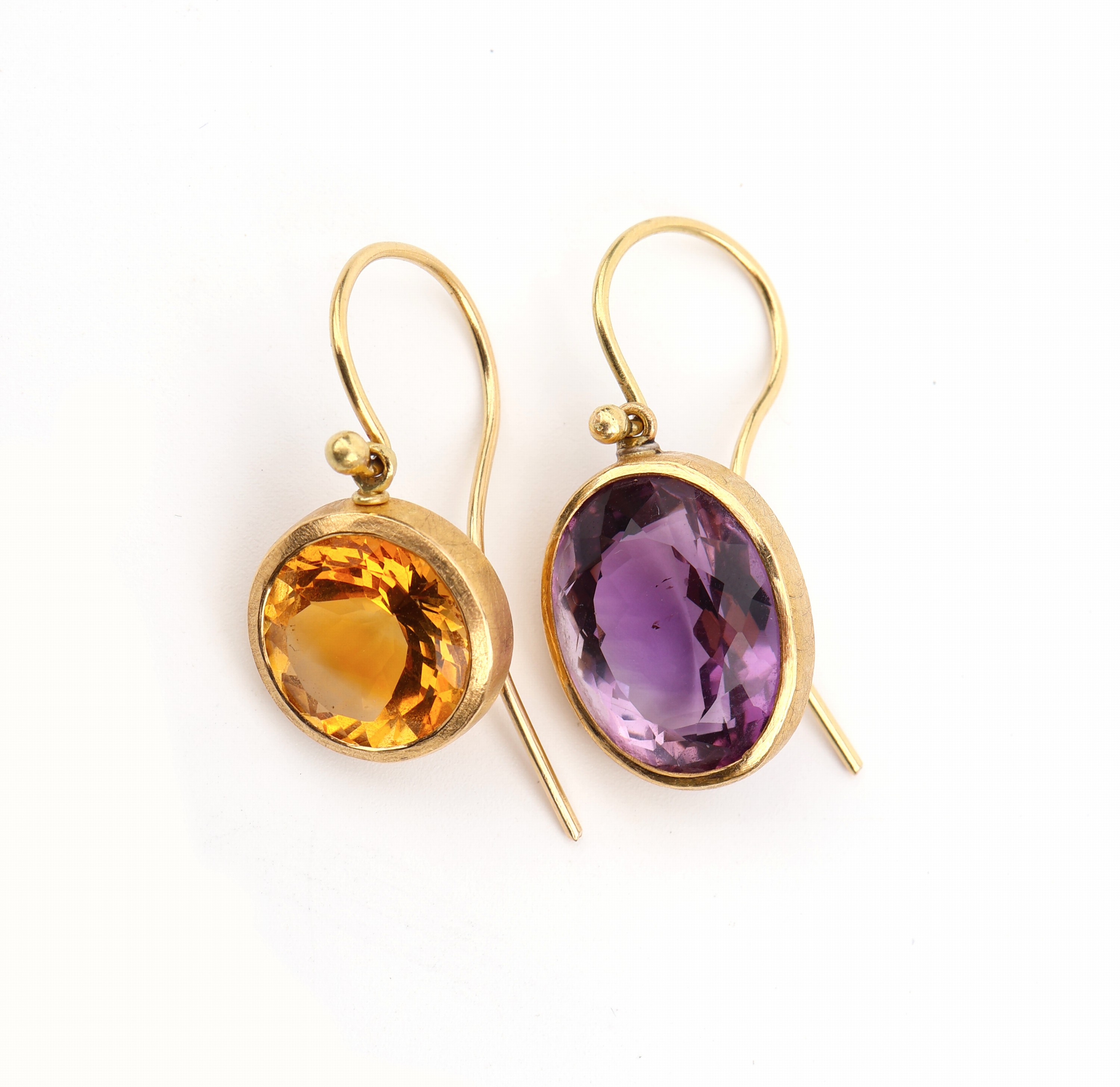 18 kt Gold Amethyst-Citrin-Ohrhänger, GG 750/000, 2 ovalfacett. Amethyste zus. ca. 16.0 ct, 2 rundfacett. Citrine zus. ca. 8.0 ctauswechselbar, ...