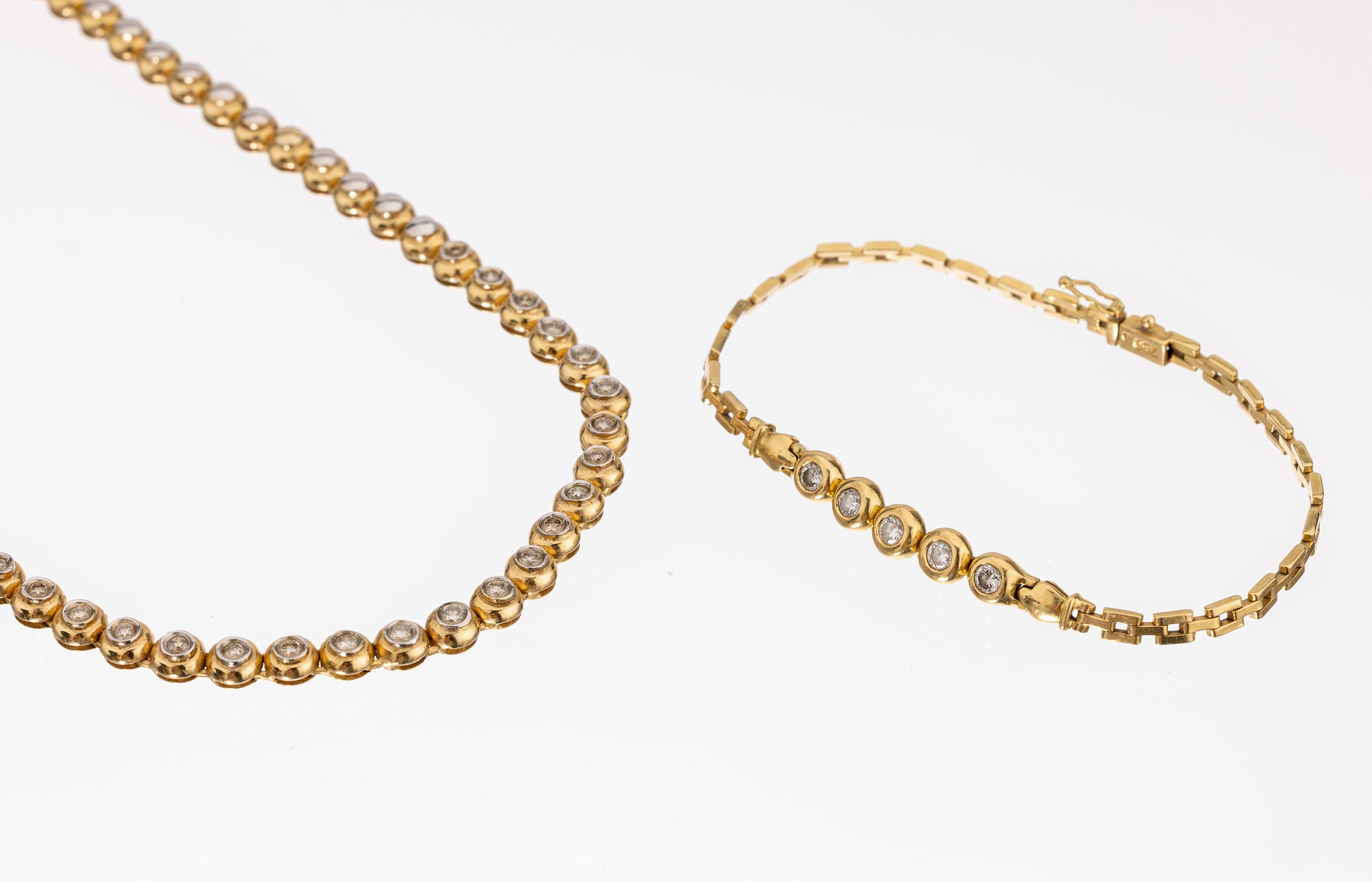 18 kt Gold Diamant Schmuck-Set, GG/WG 750/ 000, best. aus: Collier und Armband, 30 Brillanten zus. ca. 0.80 ct Weiß-l. get. Weiß/si, total ca. ...