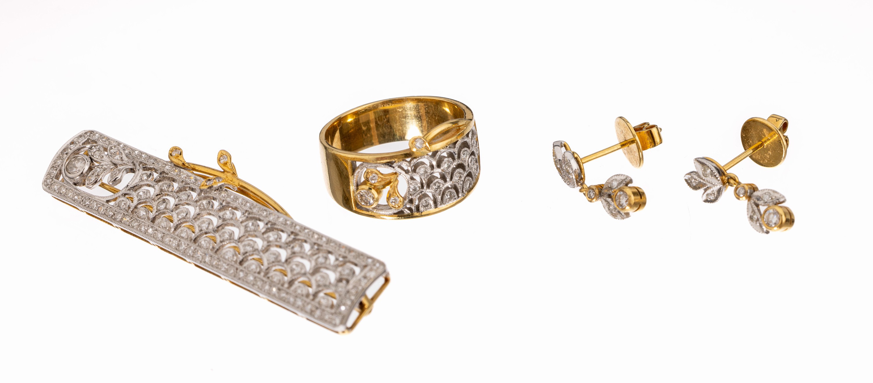 14/18 kt Gold Brillant-Schmuckset, GG/WG 585/000 und 750/000, best. aus: Brosche und Ring, dazu Paar Ohrgehänge (urspr. nicht dazugehörend, aber ...