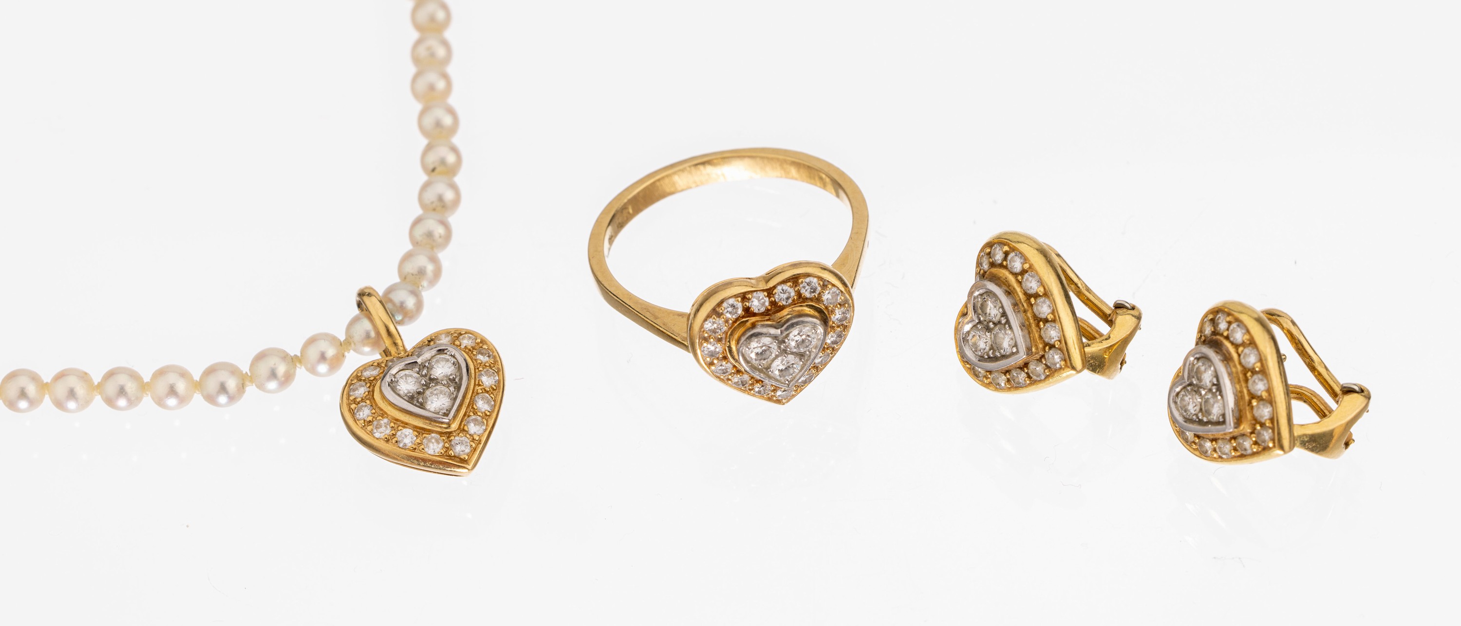 18 kt Gold Brillant-Schmuckset "Herze", GG/WG 750/000, best. aus: Clipanhänger (an Zuchtperlencollier, L. ca. 40 cm), Ring und Paar ...