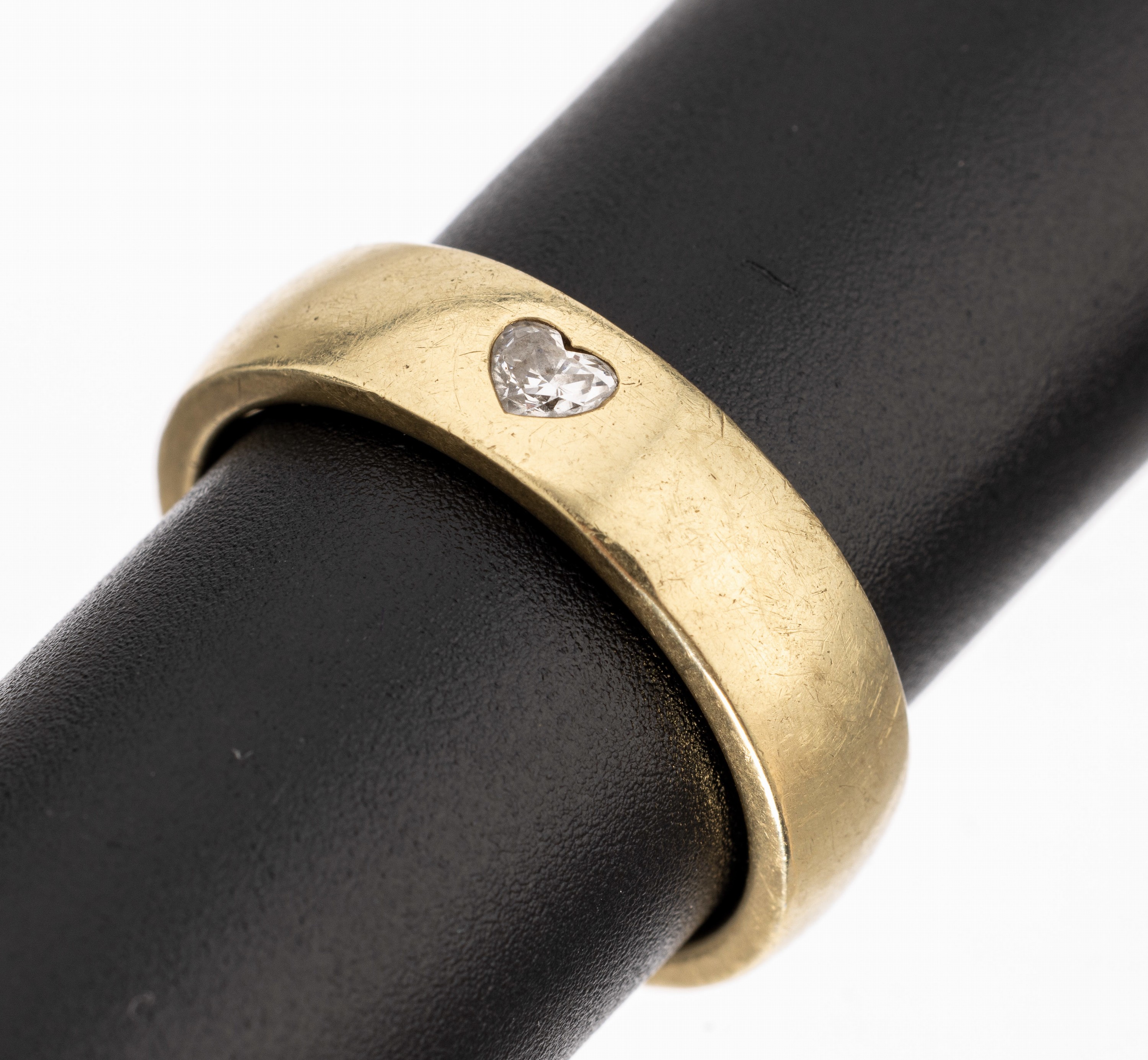 14 kt Gold Diamant-Ring, GG 585/000, Diamant-Herz ca. 0.17 ct feines Weiß/vsi (grav.), pers. Inschrift, total ca. 11.3 g, RW 61