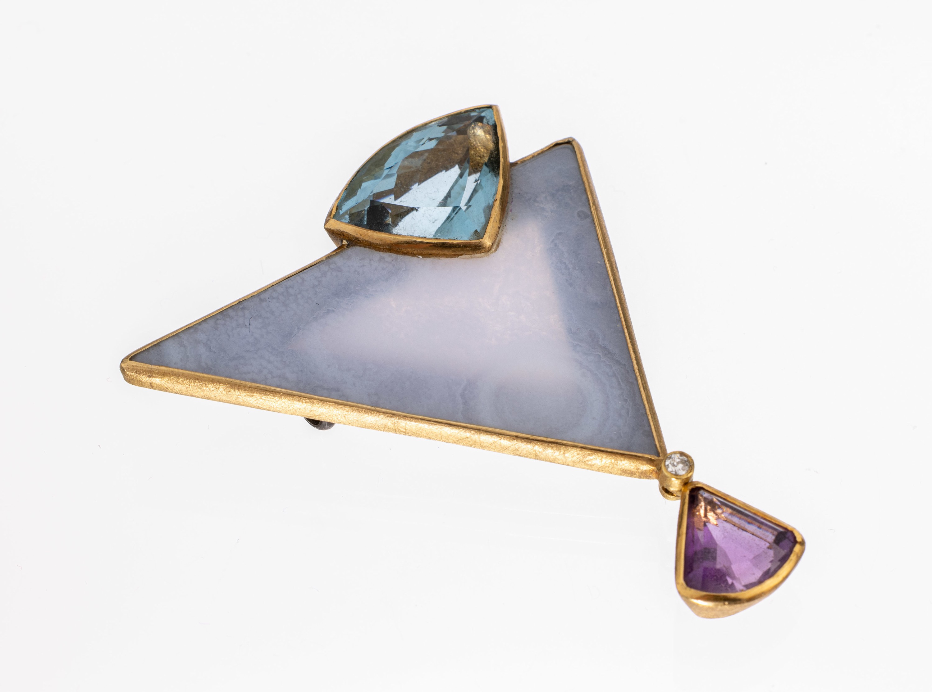 Designer-Anhänger, 925er Silber und GG 900/ 000, blaues Chalcedon triangel, bewegl. Abhängung mit facett. Amethyst ca. 2.0 ct, Brillant ca. 0.05 ...