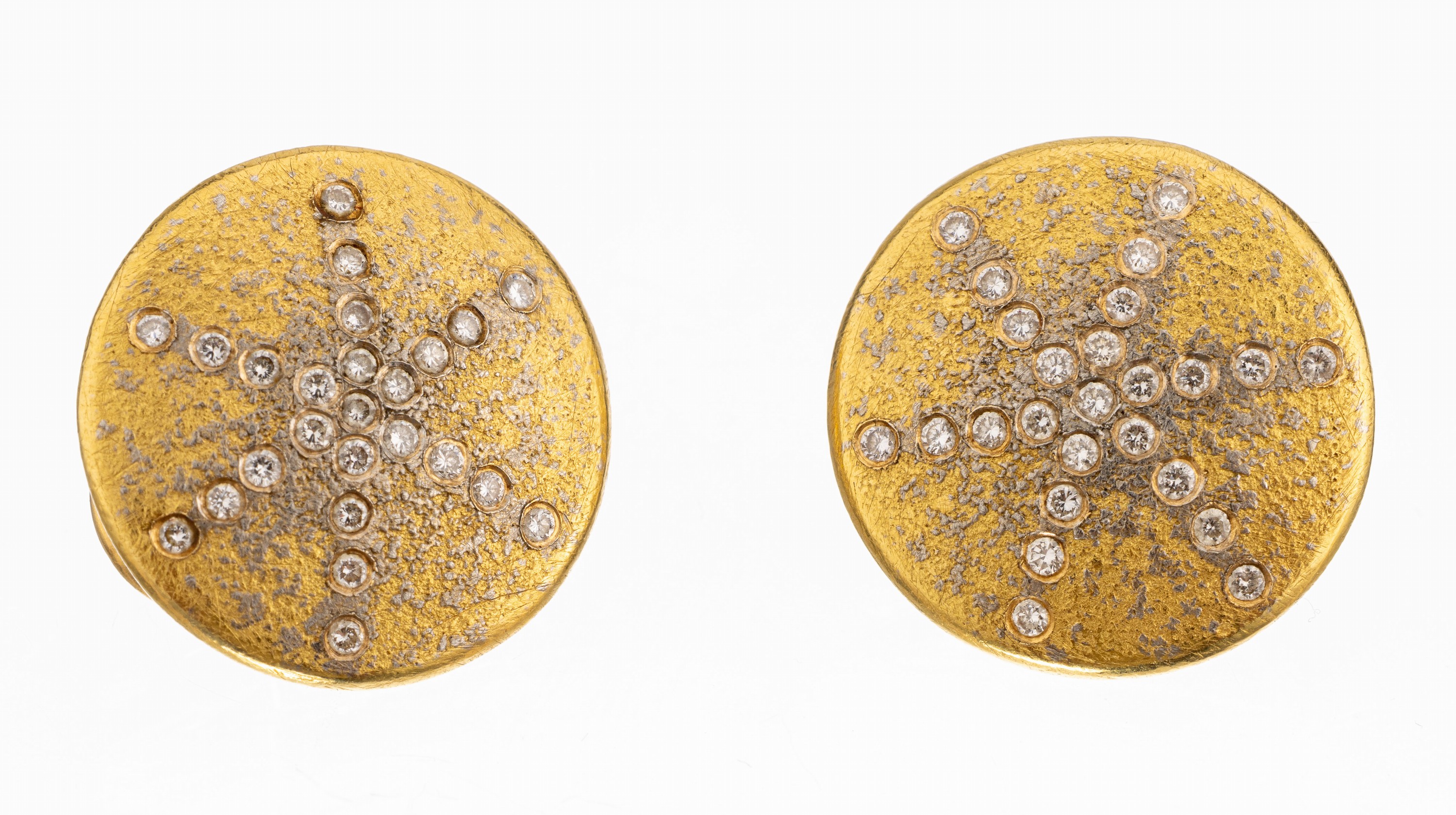 Paar 18 kt Gold Brillant-Ohrstecker, GG 750/000, 50 Brillanten zus. ca. 0.28 ct Weiß/p 1, strukturierte Oberfläche, total ca. 10.7 g, D ca. 1.9 cm