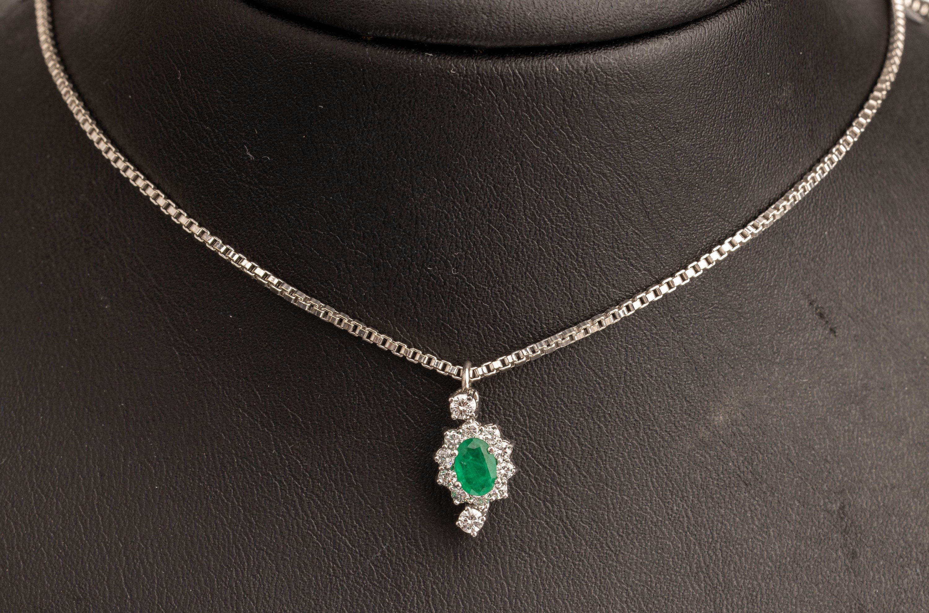 14 kt Gold Smaragd-Diamant-Collier, WG 585/000, ovalfacett. Smaragd ca. 0.30 ct, 12 Diamanten zus. ca. 0.30 ct Weiß/si, an Kette L. ca. 40 cm, ca. ...