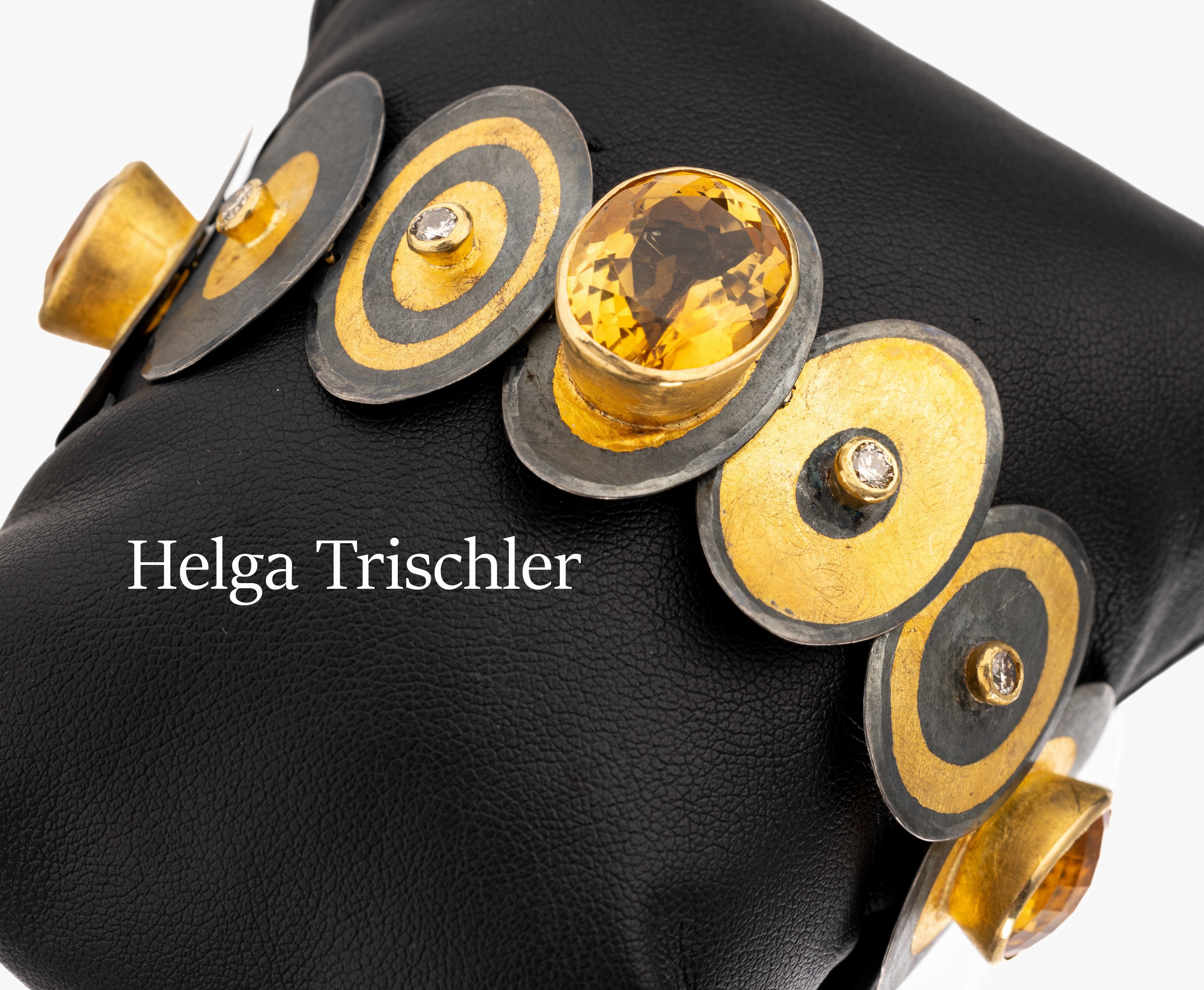 Ausgefallenes Citrin-Brillant-Designerarmband, Silber und Gold, 8 Brillanten zus. ca. 1.10 ct Weiß-get. Weiß/si, 4 ovalfacett. Citrine zus. ca. ...