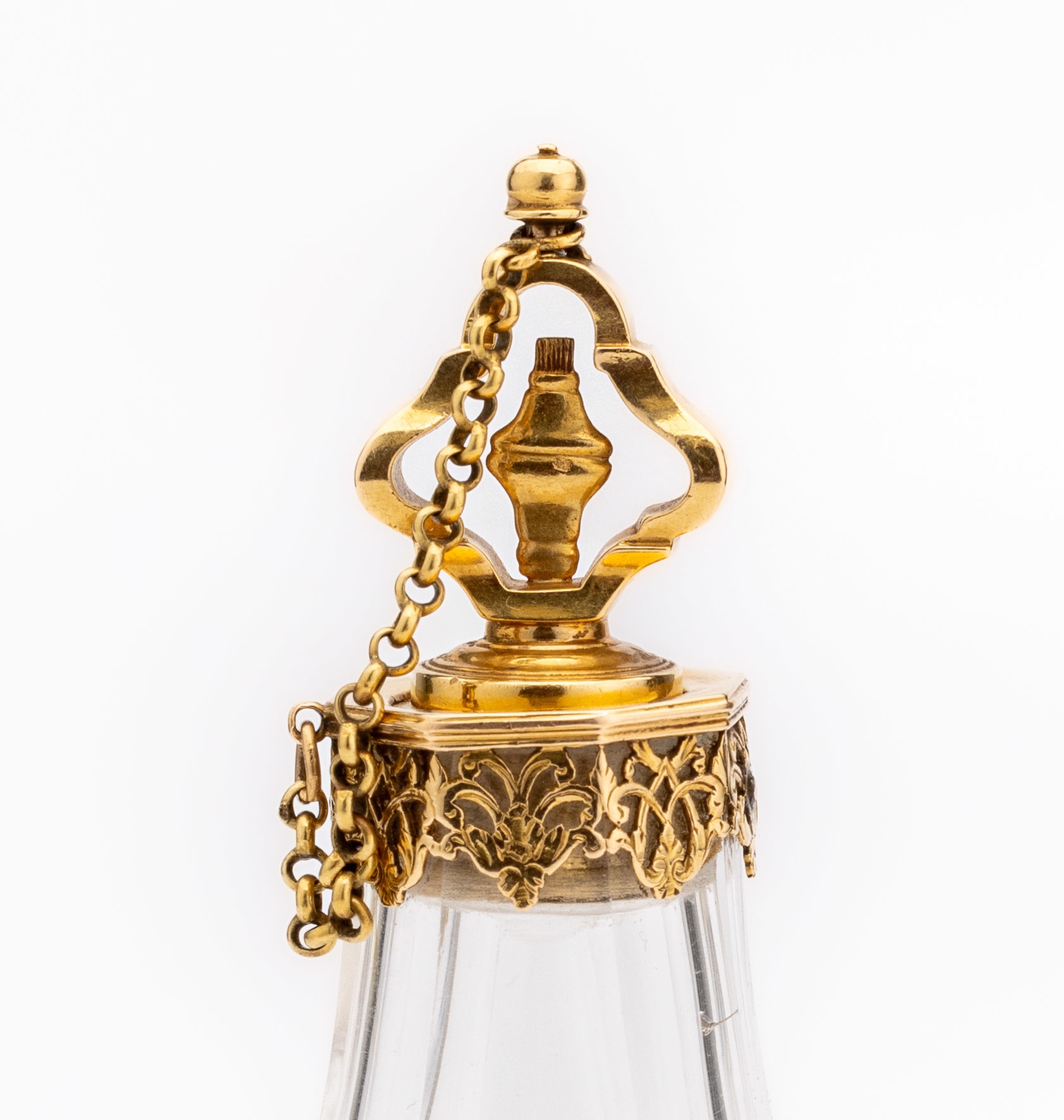 Detail a: Parfümflakon mit 18 kt Gold Montur, GG 750/000, um 1910, Kristallglas geschliffen, birnenförm., Montur mit Girlandendekor, gesägt, ca. 12 cm