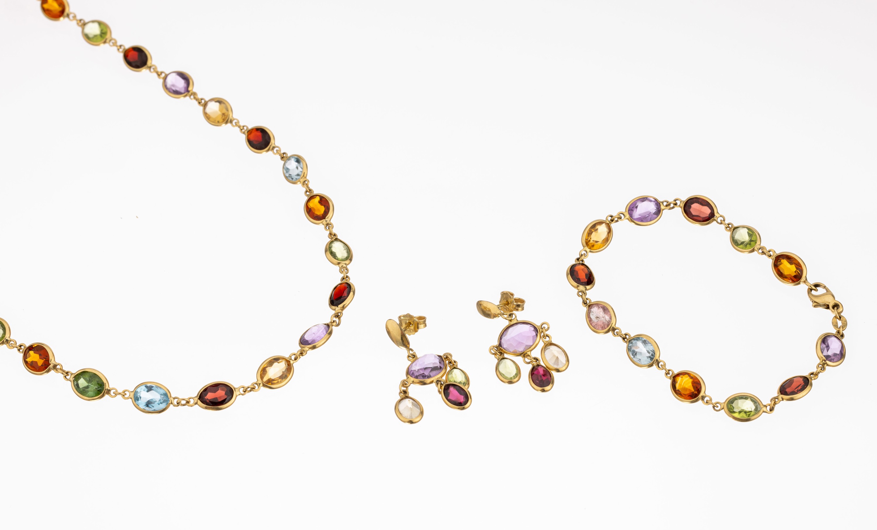 18 kt Gold Farbstein-Schmuckset, GG 750/000, best. aus: Collier, Armband und Paar Ohrgehänge, versch. ovalfacett. Farbsteine u.a. Amethyst, Granat, ...
