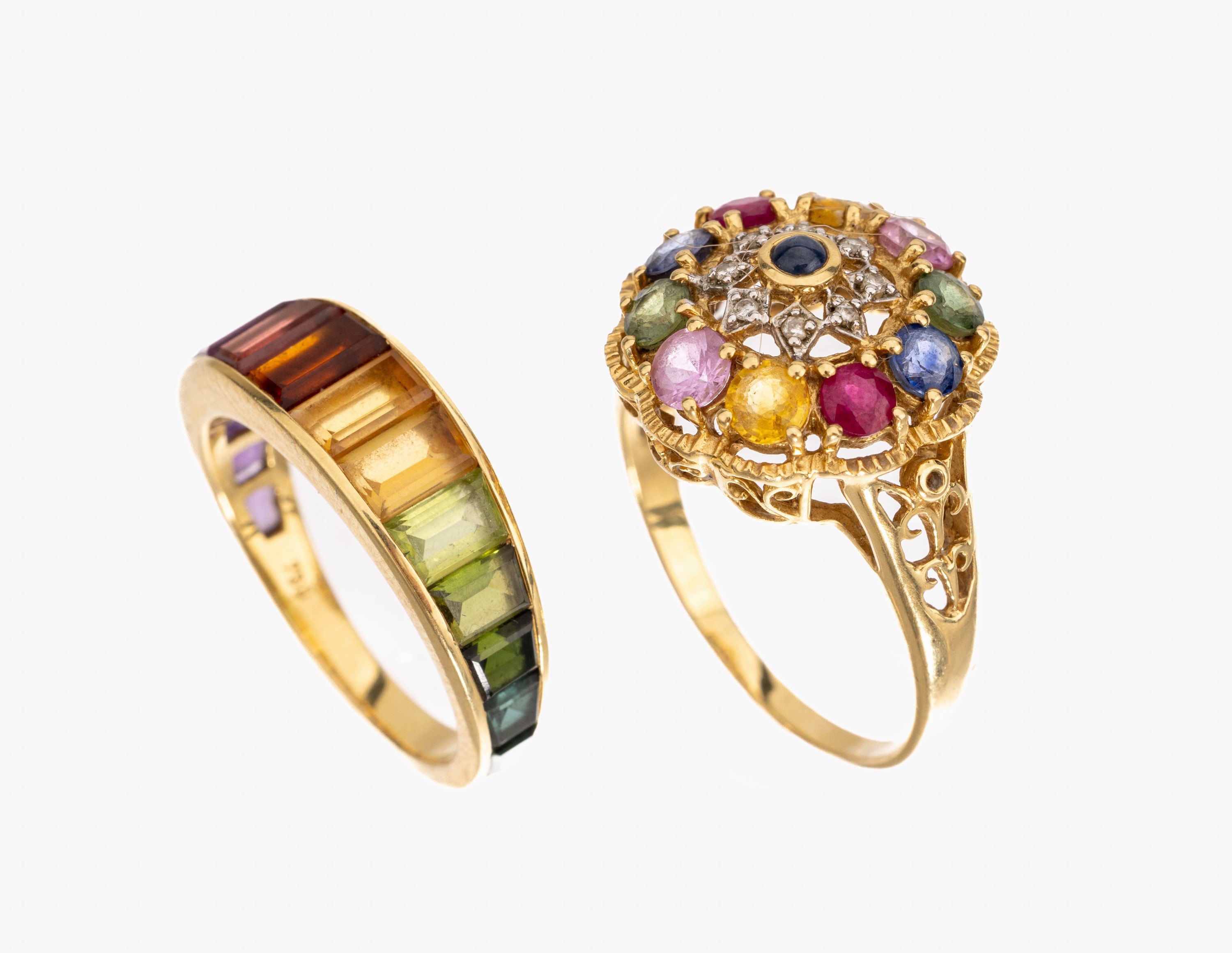 Konvolut 2 18 kt Gold Farbstein-Ringe, GG 750/000, 1 x Regenbogenfarben, mit Amethyst-, Citrin-, Turmalin-Baguettes zus. ca. 3.0 ct, RW 54.5; 1 x ...