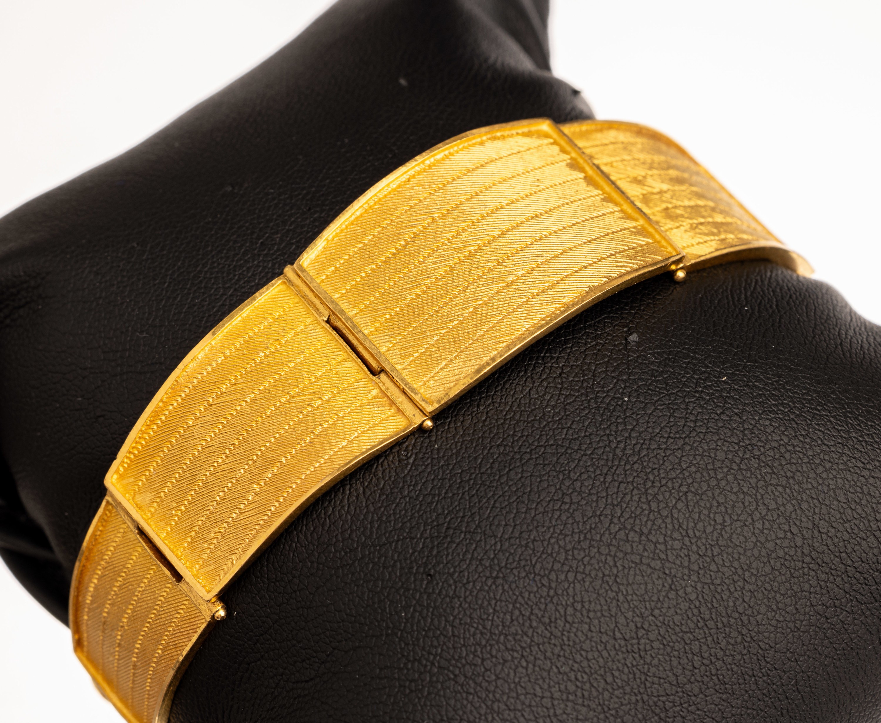 22 kt Gold Armband, GG 916/000, total ca. 38.7 g, 9 Glieder im Verlauf mit strukt. gebogener Oberfläche, L. ca. 18 cm, Kastenschloß mit ...