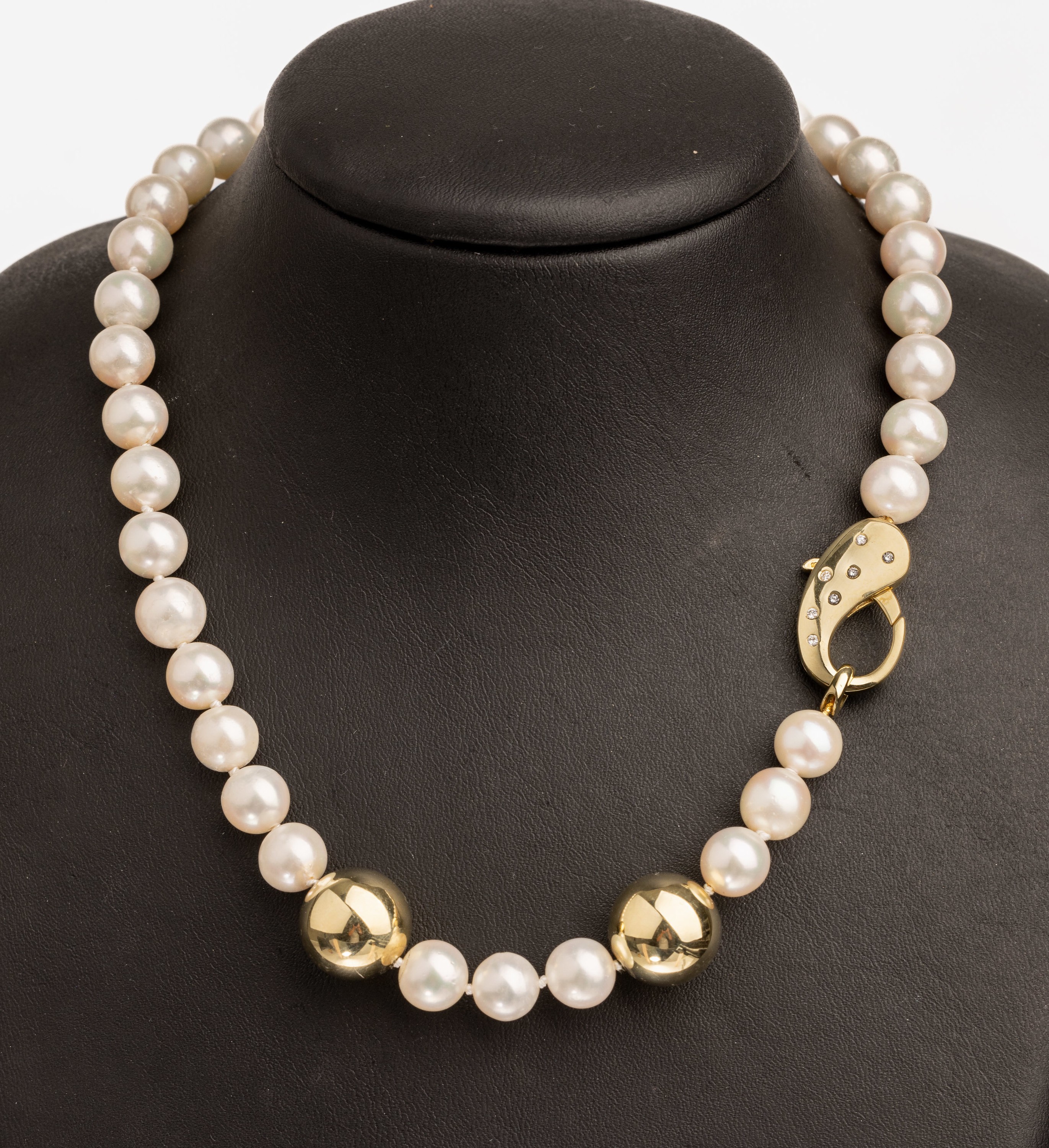 14 kt Gold Zuchtperl-Diamant-Collier, GG 585/000, 37 weiße Zuchtperlen ca. 9 - 10 mm, nat. Merkmale, rosefarb. Lüster, 2 GG-Kugeln ca. 15 mm, ...