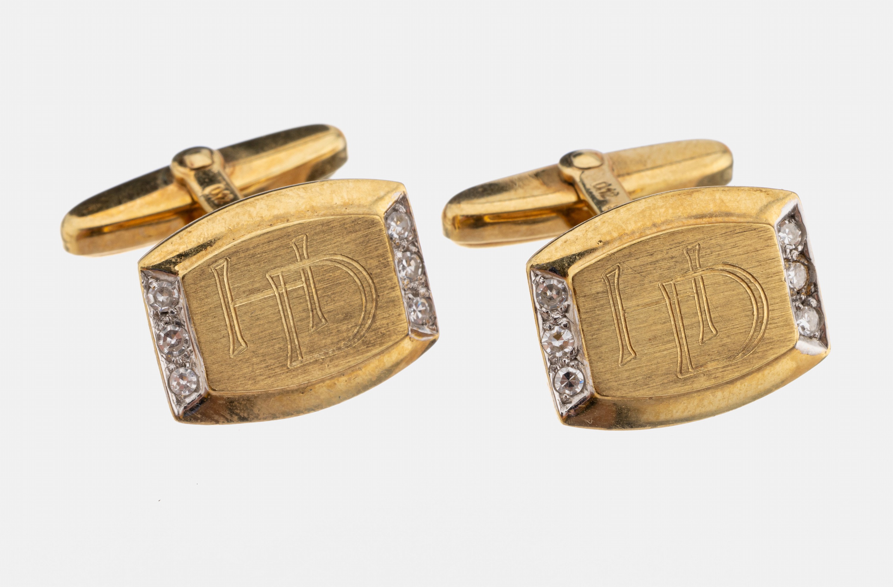 Paar 14 kt Gold Diamant-Manschettenknöpfe, GG 585/000, Bes.-Monogr. HD, Rand mit kl. 8/8-Diamanten zus. ca. 0.24 ct grav. Weiß/si, total ca. 8.5 g