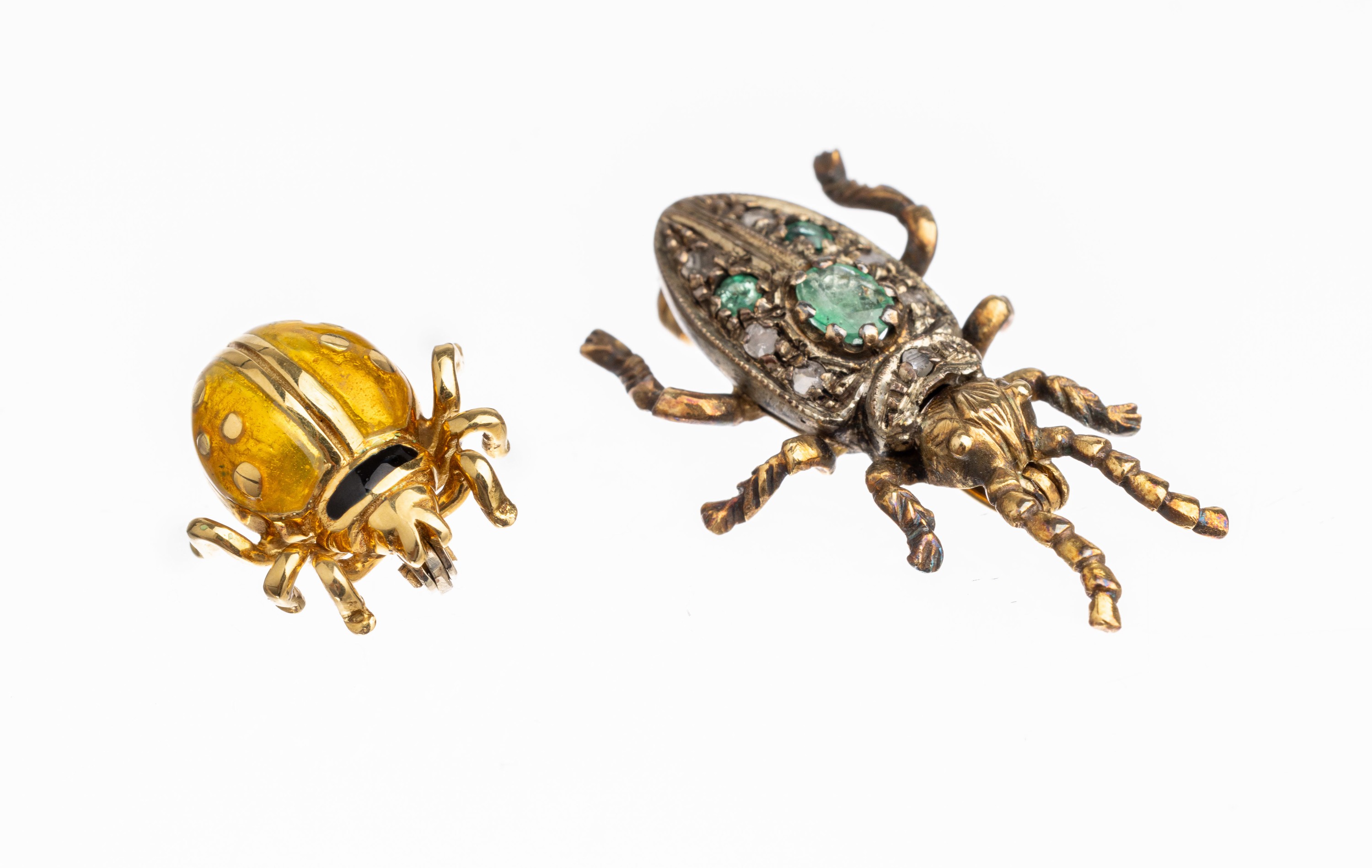 Konvolut 2 18 kt Gold Insektenbroschen, GG 750/000, 1 x Marienkäfer, gelb/schwarz emailliert, ca. 3.3 g, ca. 1.5 cm; 1 x Käfer, Smaragd- und ...