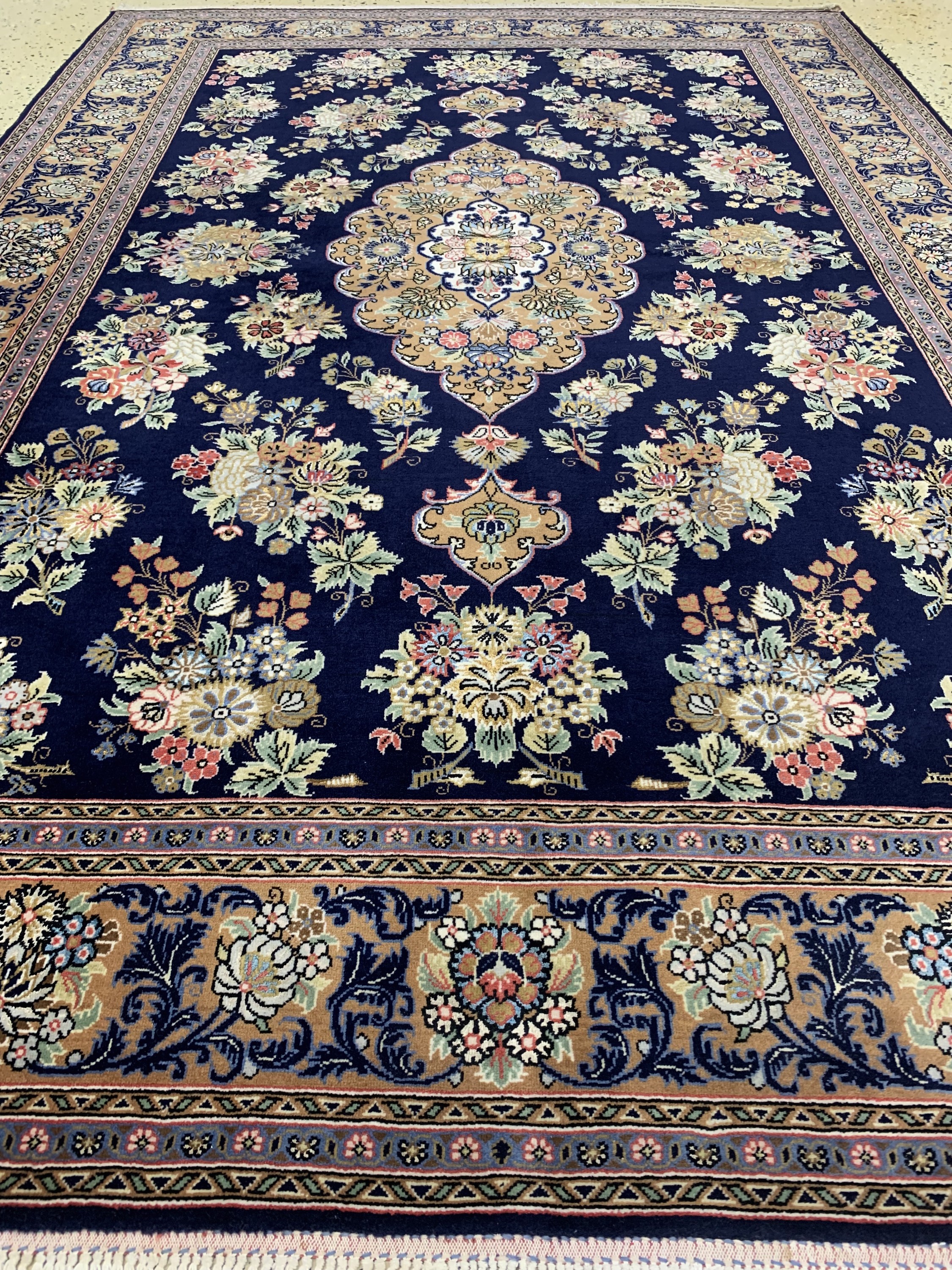 Detail d: Ghom Kork fein, Persien, Mitte 20.Jhd, Korkwolle mit Seide, ca. 212 x 150 cm, EHZ: 2