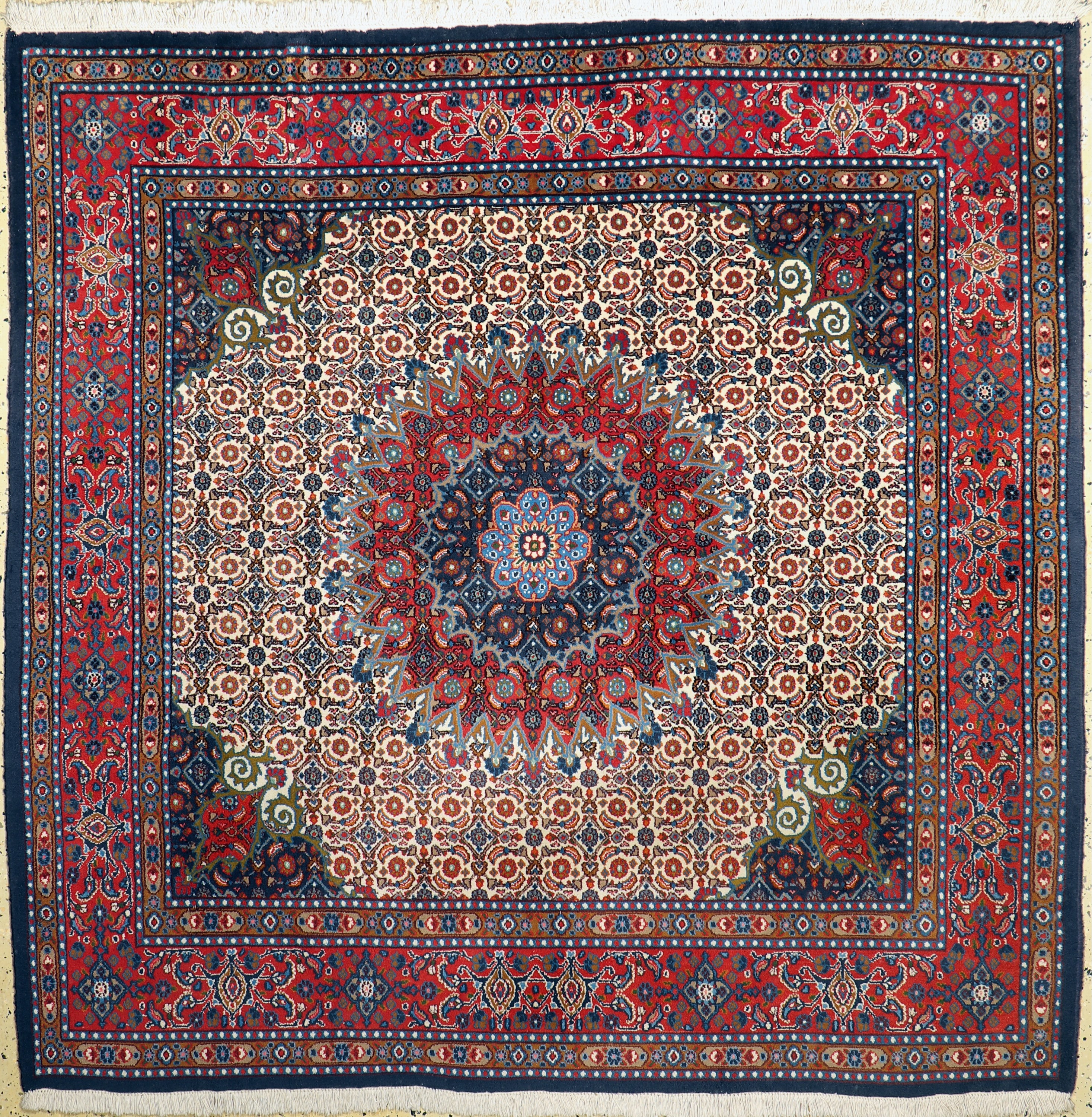 Mud, Persien, Ende 20.Jhd, Wolle auf Baumwolle, ca. 193 x 193 cm, EHZ: 2(Mottenfraßam Rand)