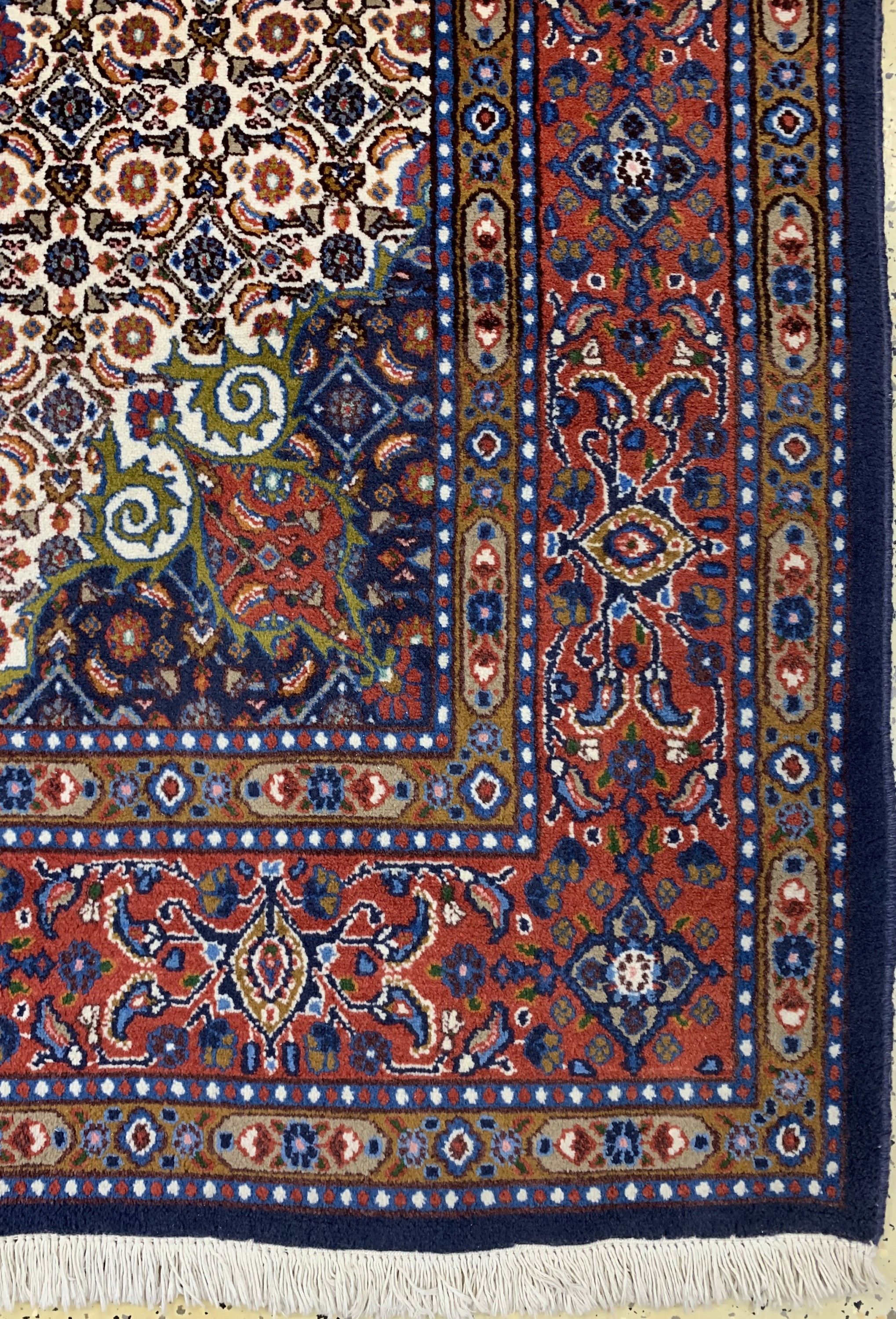 Detail a: Mud, Persien, Ende 20.Jhd, Wolle auf Baumwolle, ca. 193 x 193 cm, EHZ: 2(Mottenfraßam Rand)
