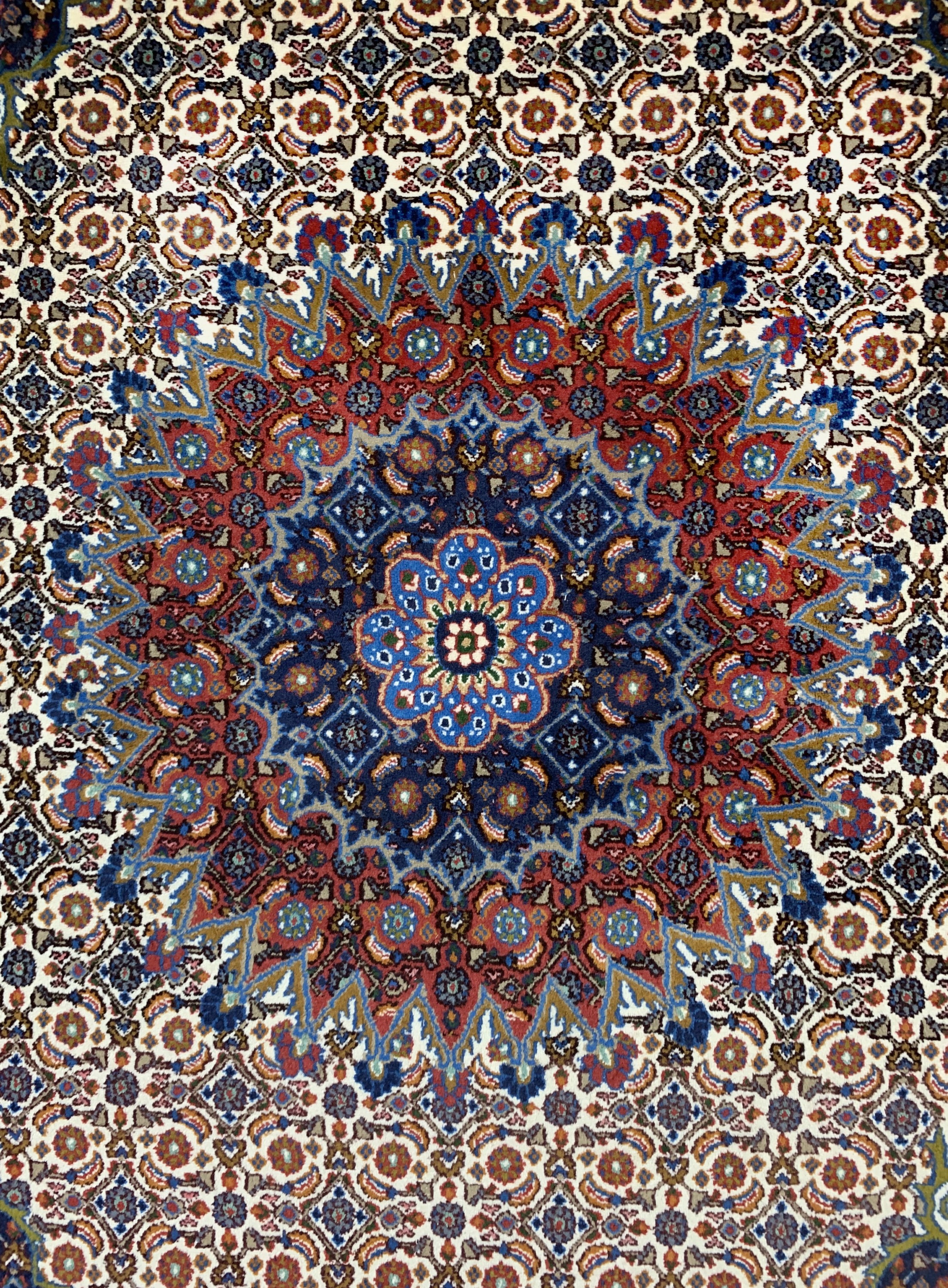 Detail b: Mud, Persien, Ende 20.Jhd, Wolle auf Baumwolle, ca. 193 x 193 cm, EHZ: 2(Mottenfraßam Rand)