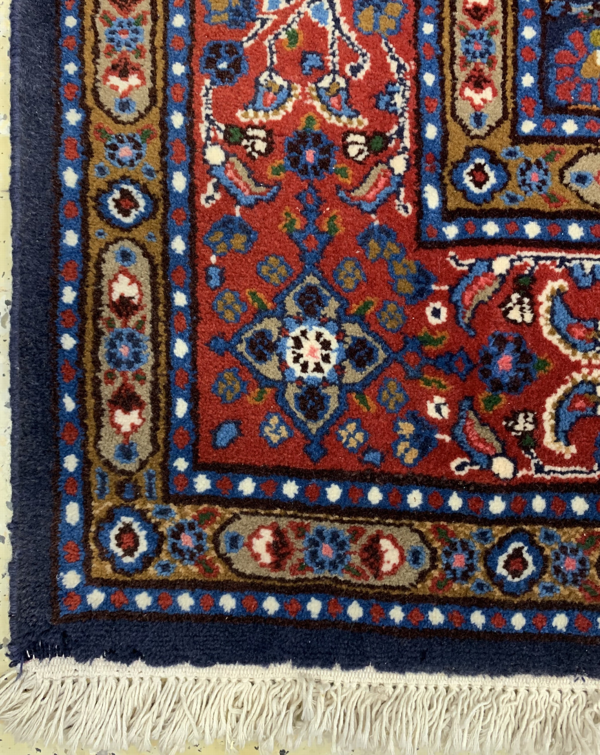 Detail c: Mud, Persien, Ende 20.Jhd, Wolle auf Baumwolle, ca. 193 x 193 cm, EHZ: 2(Mottenfraßam Rand)