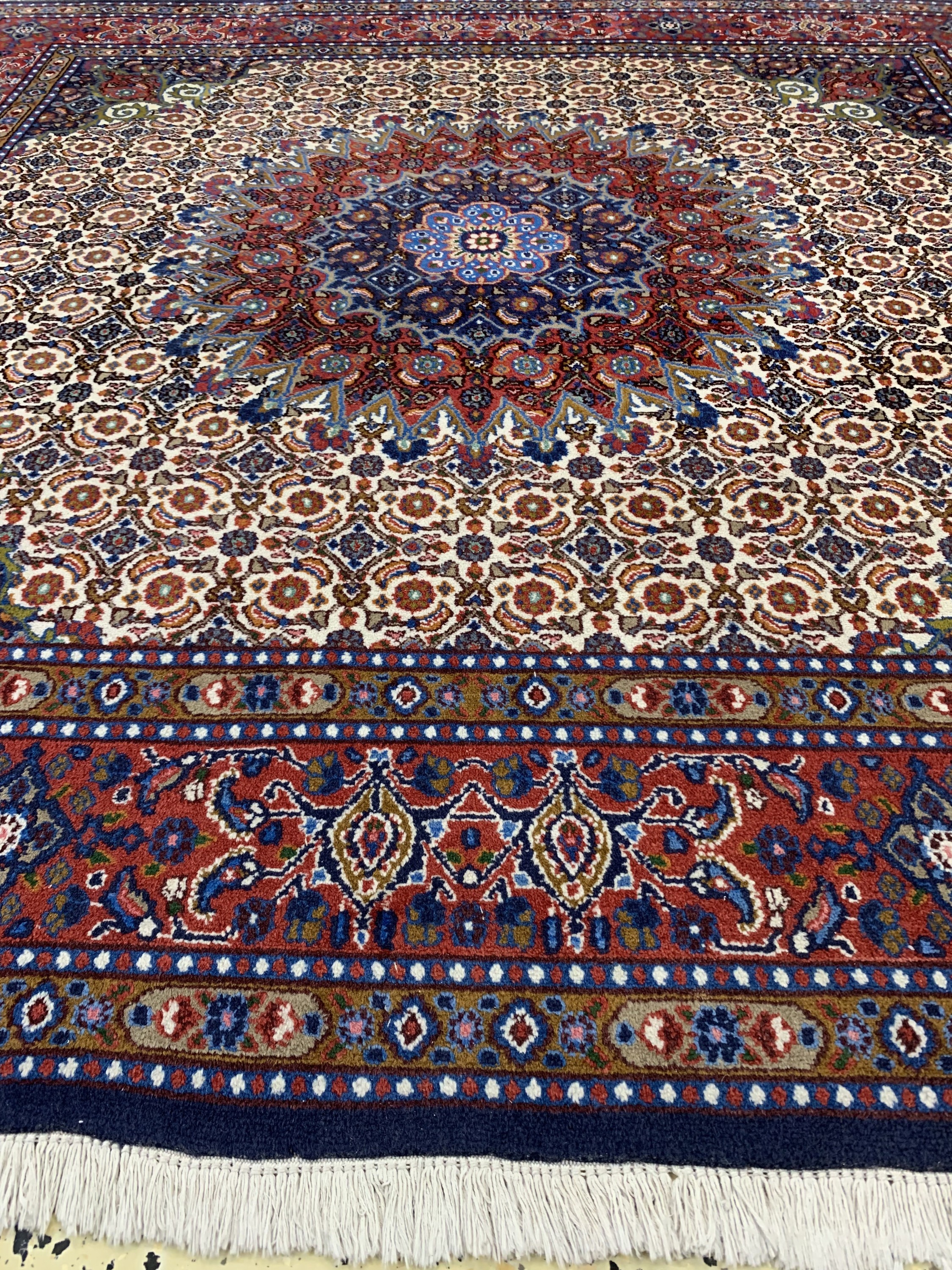 Detail d: Mud, Persien, Ende 20.Jhd, Wolle auf Baumwolle, ca. 193 x 193 cm, EHZ: 2(Mottenfraßam Rand)