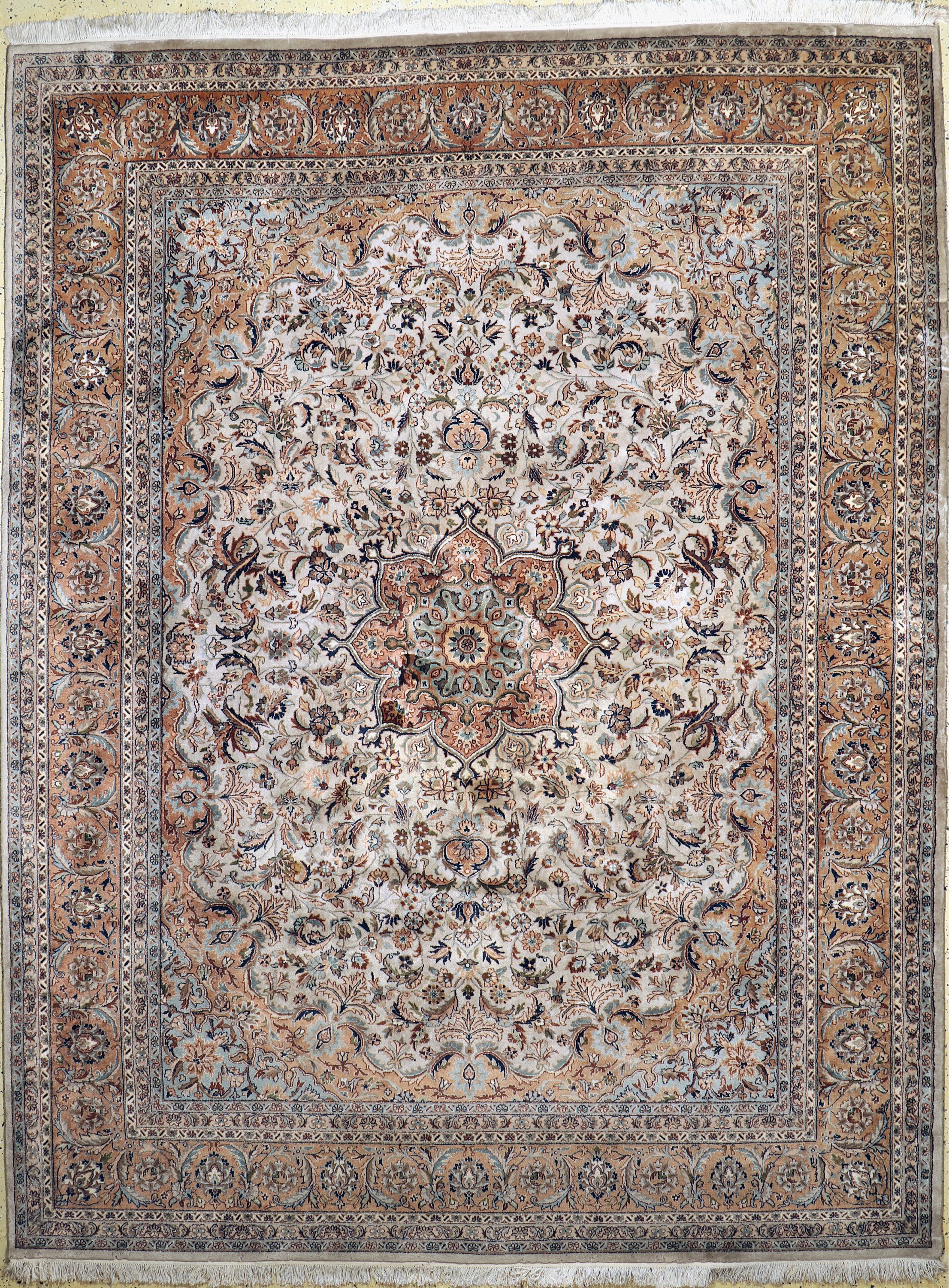 Kaschmar Kork fein, Indien, Ende 20.Jhd, Korkwolle auf Baumwolle, ca. 330 x 254 cm, EHZ: 2, (Mottenfraß am Rand)