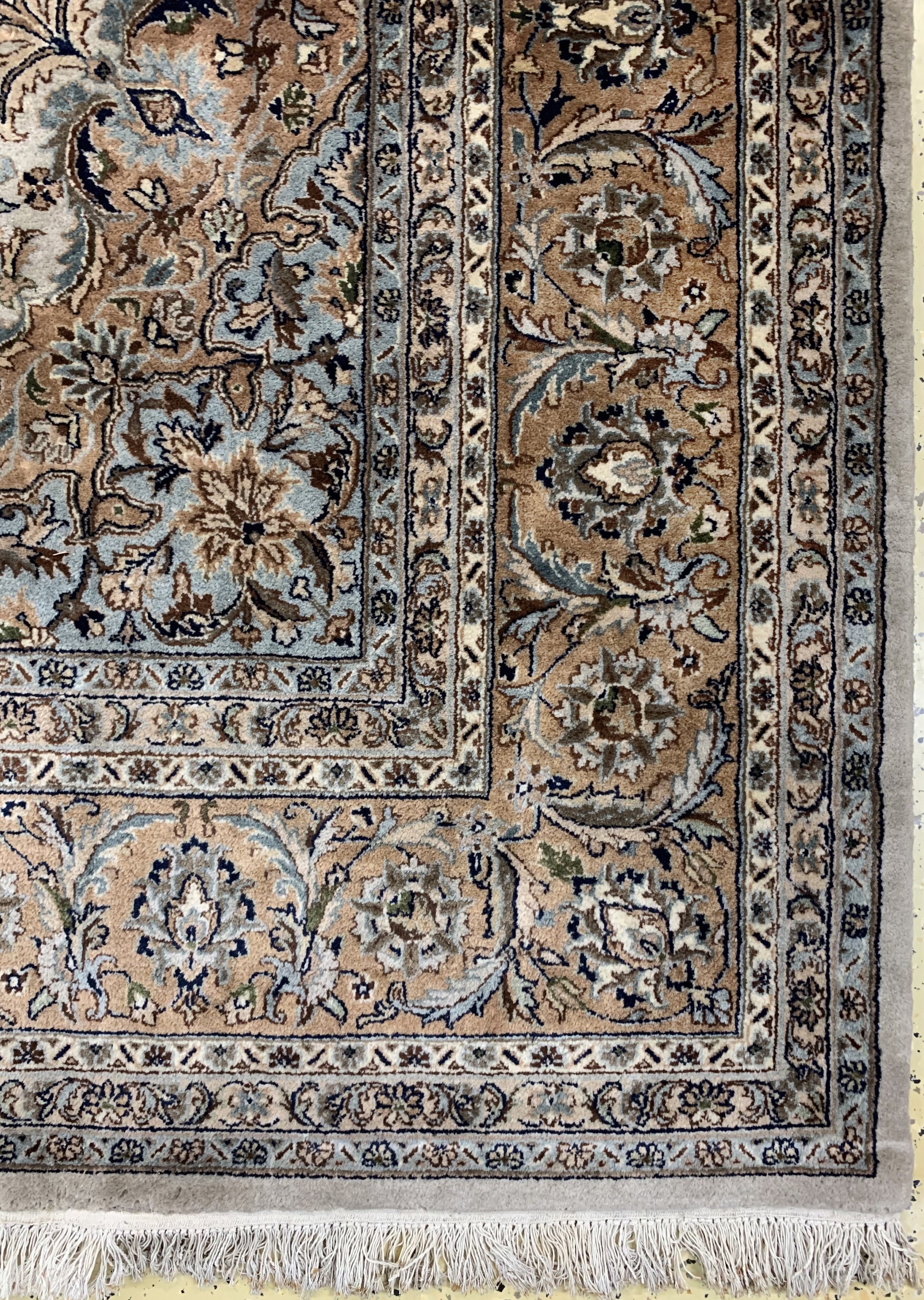 Detail a: Kaschmar Kork fein, Indien, Ende 20.Jhd, Korkwolle auf Baumwolle, ca. 330 x 254 cm, EHZ: 2, (Mottenfraß am Rand)