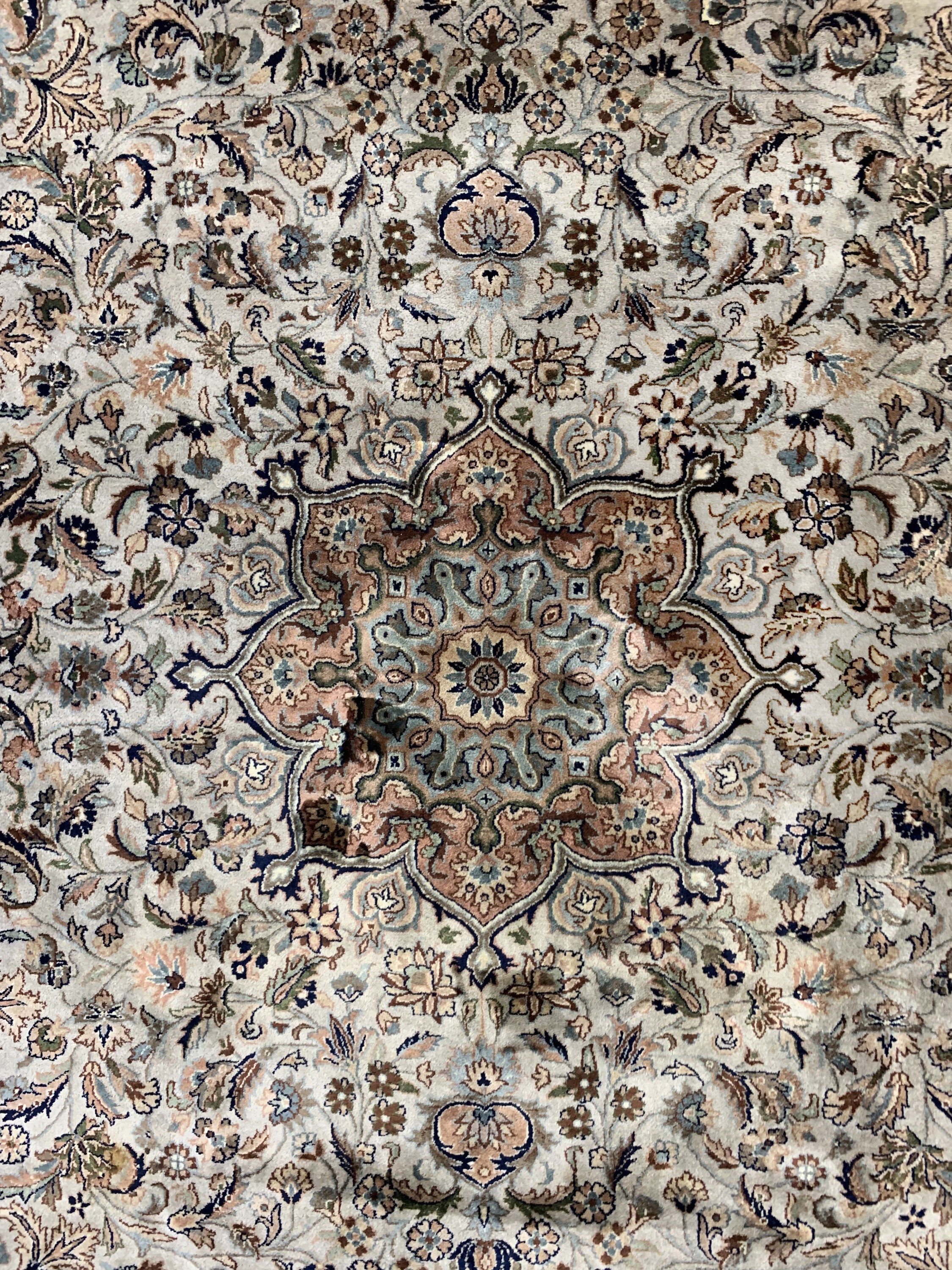 Detail b: Kaschmar Kork fein, Indien, Ende 20.Jhd, Korkwolle auf Baumwolle, ca. 330 x 254 cm, EHZ: 2, (Mottenfraß am Rand)
