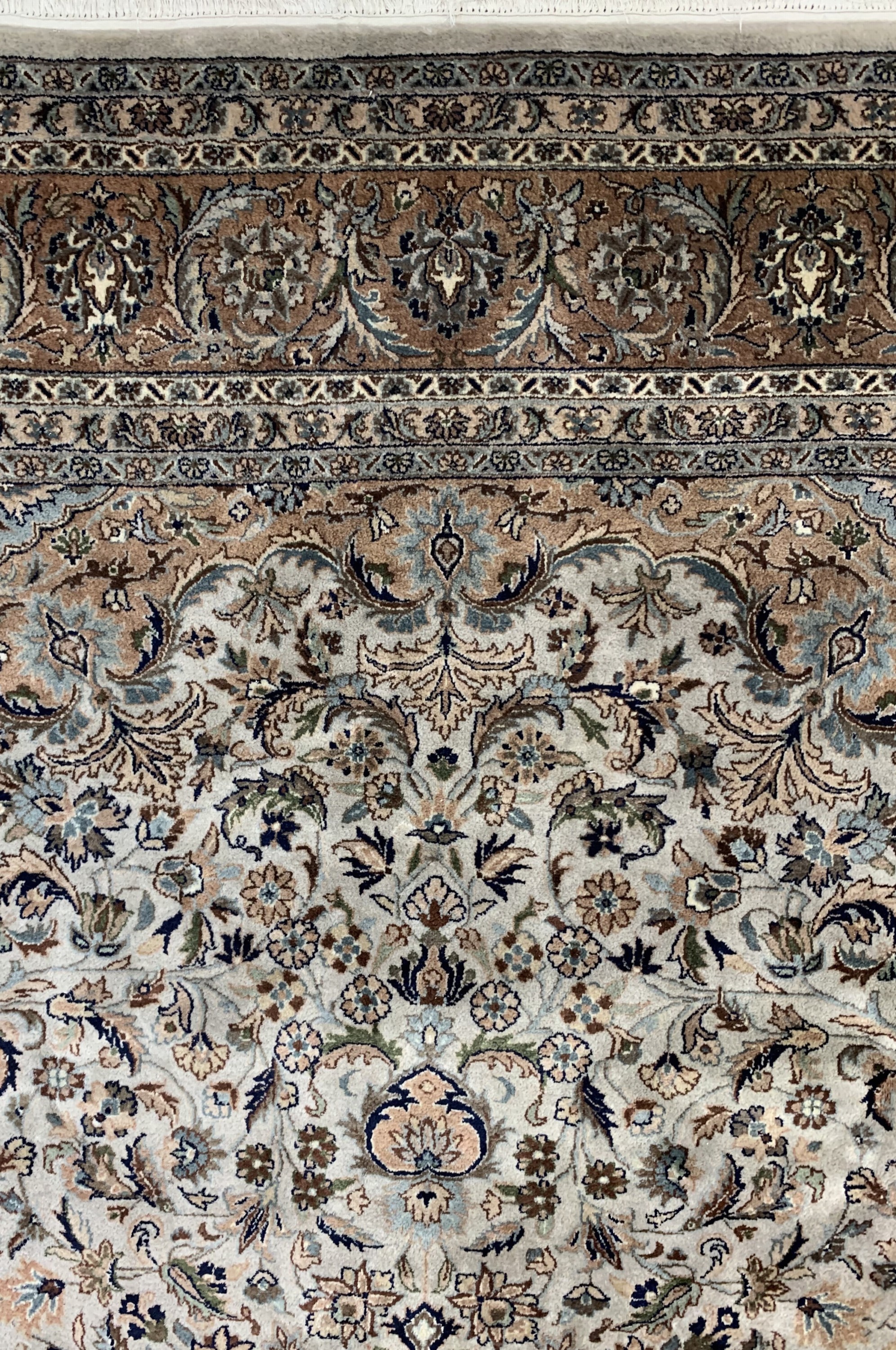 Detail c: Kaschmar Kork fein, Indien, Ende 20.Jhd, Korkwolle auf Baumwolle, ca. 330 x 254 cm, EHZ: 2, (Mottenfraß am Rand)