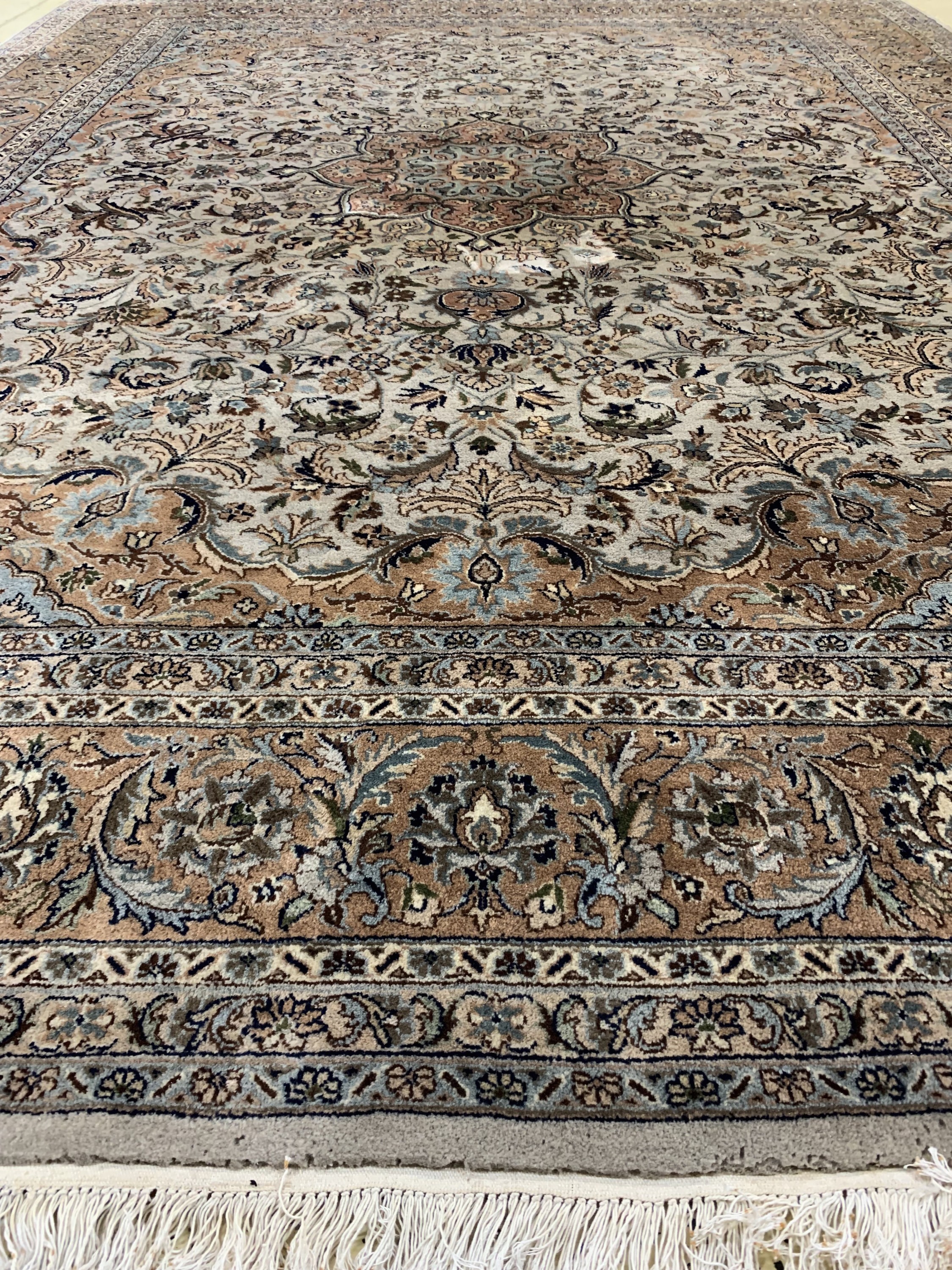 Detail d: Kaschmar Kork fein, Indien, Ende 20.Jhd, Korkwolle auf Baumwolle, ca. 330 x 254 cm, EHZ: 2, (Mottenfraß am Rand)