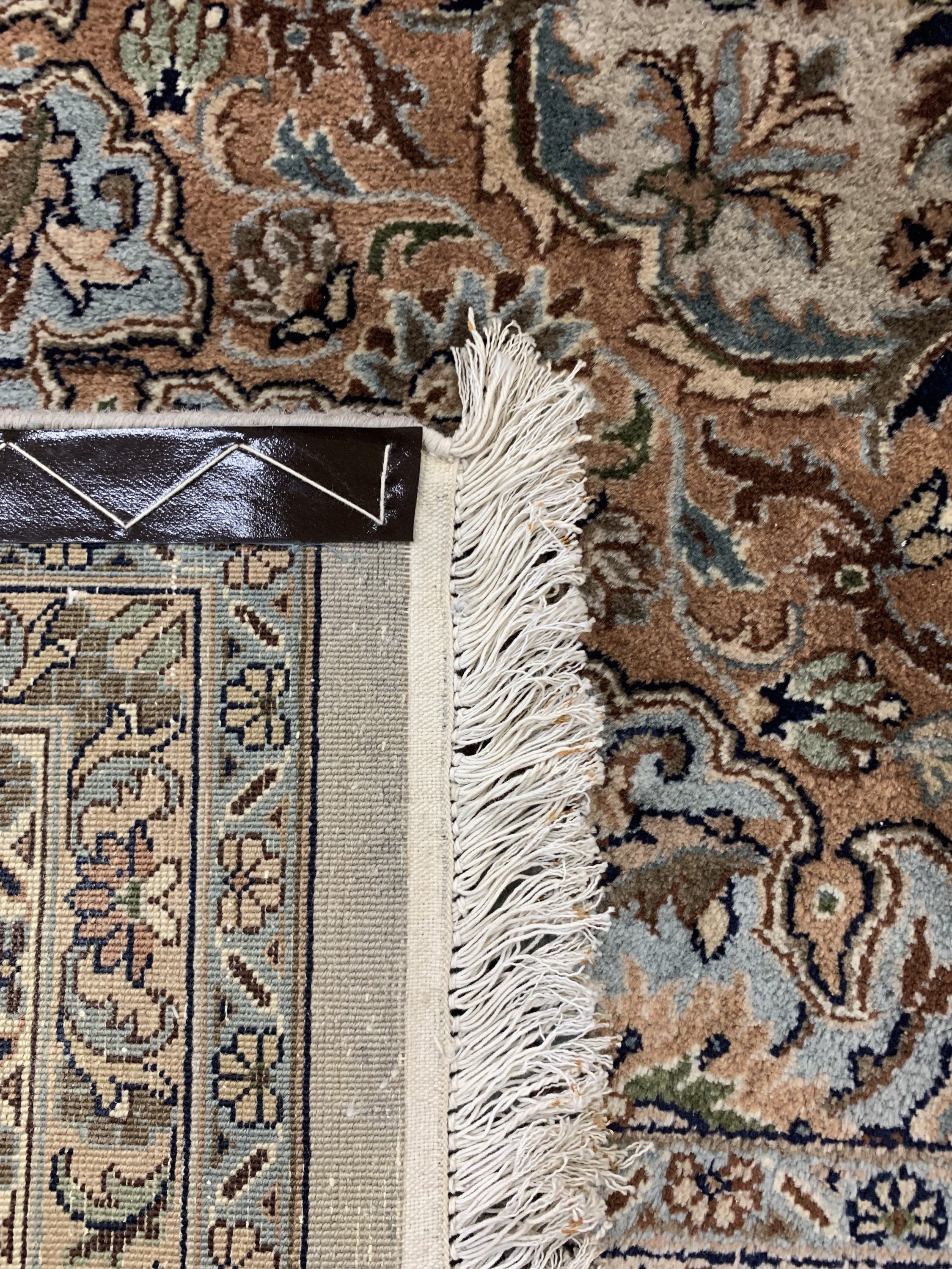 Detail e: Kaschmar Kork fein, Indien, Ende 20.Jhd, Korkwolle auf Baumwolle, ca. 330 x 254 cm, EHZ: 2, (Mottenfraß am Rand)