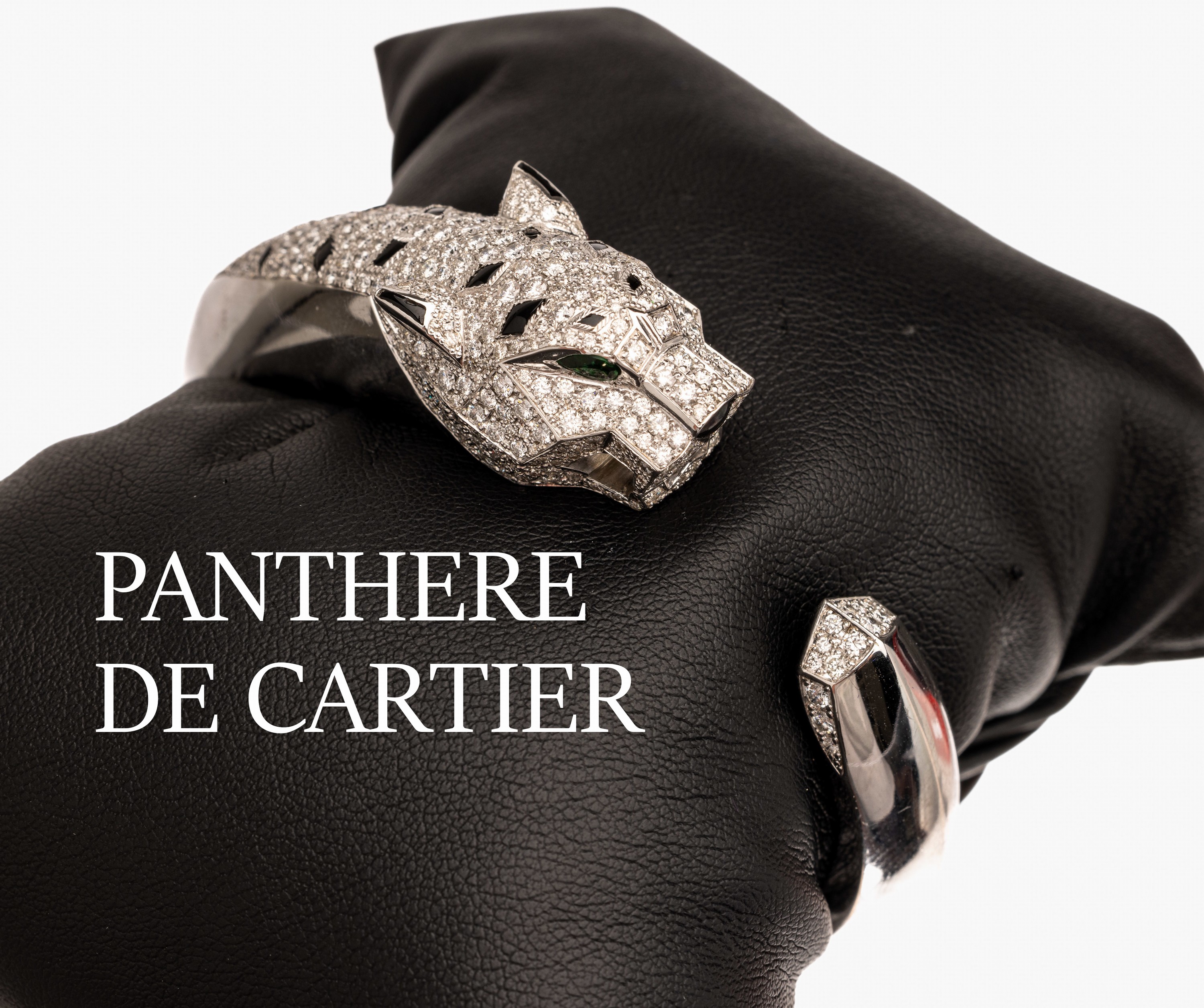 18 kt Gold PANTHERE DE CARTIER Brillant- Smaragd-Armreif, WG 750/000, plastischer Pantherkopf, Brillanten zus. ca. 4.0 ct feinesWeiß/vs, Augen 2 ...