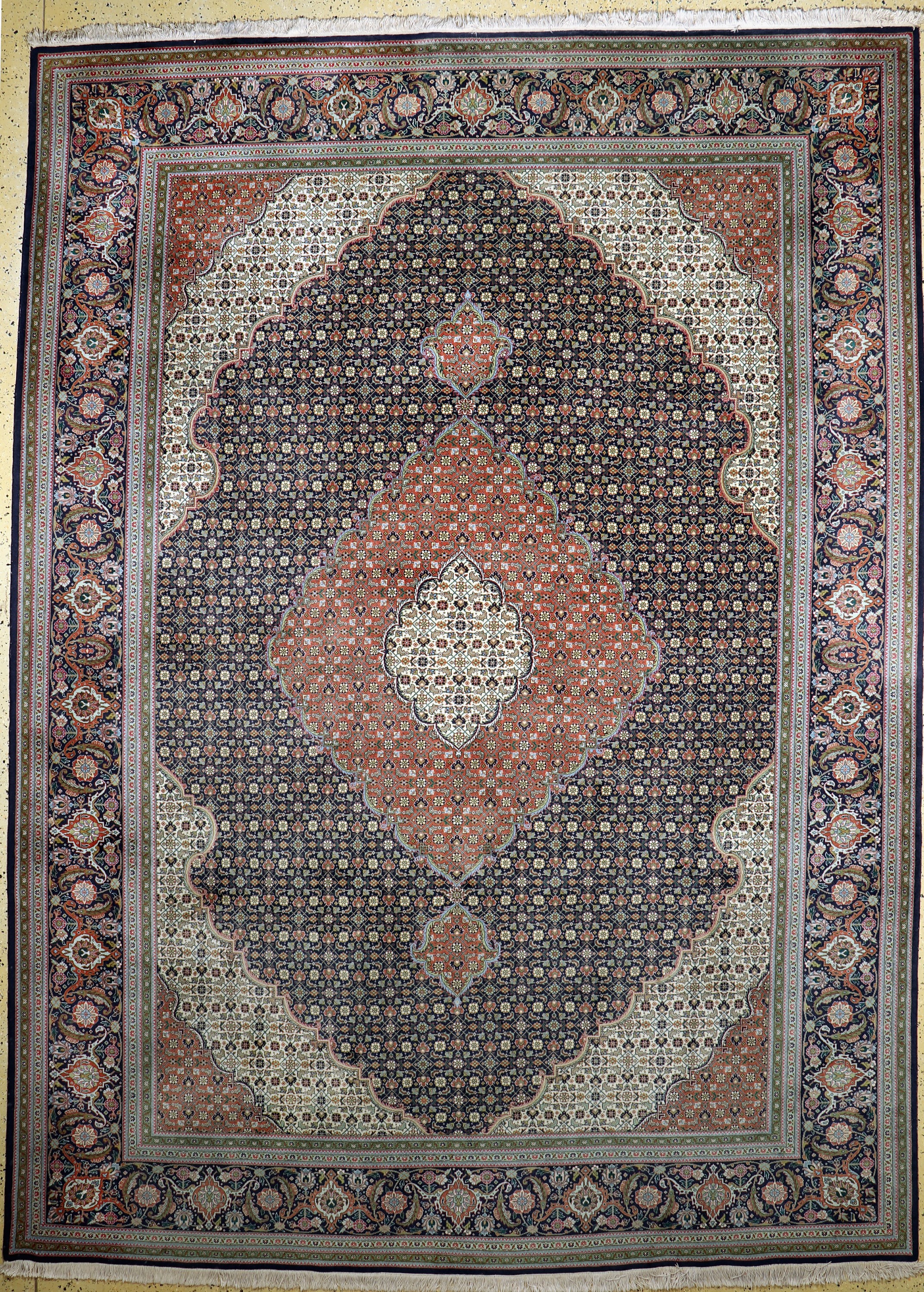 Täbriz"Mahi"fein(50 Raj), Persien, Mitte 20.Jhd, Korkwolle auf Baumwolle, ca. 387 x 290cm, ca. 500.000 Kn/qm, EHZ: 2