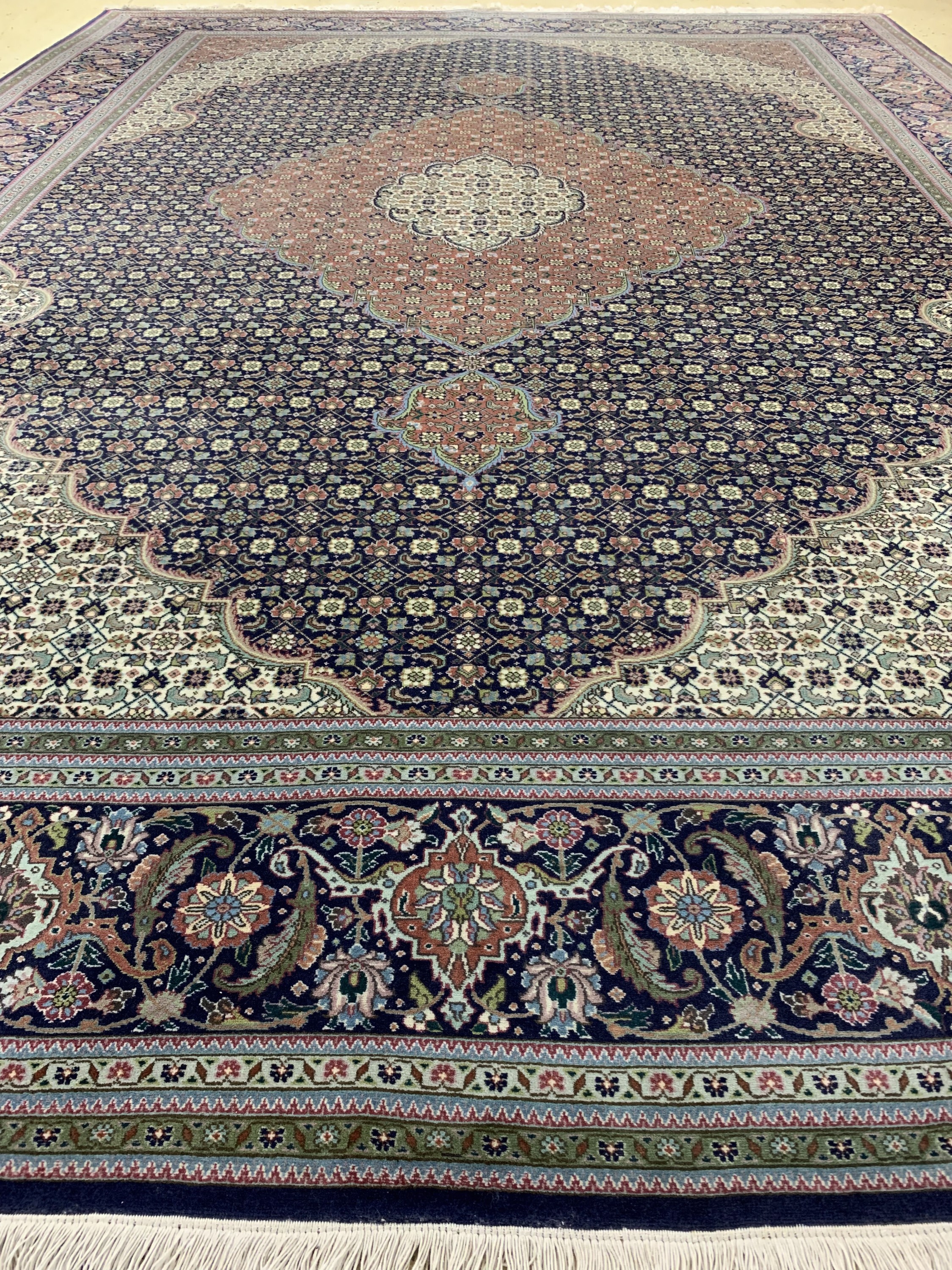 Detail d: Täbriz"Mahi"fein(50 Raj), Persien, Mitte 20.Jhd, Korkwolle auf Baumwolle, ca. 387 x 290cm, ca. 500.000 Kn/qm, EHZ: 2