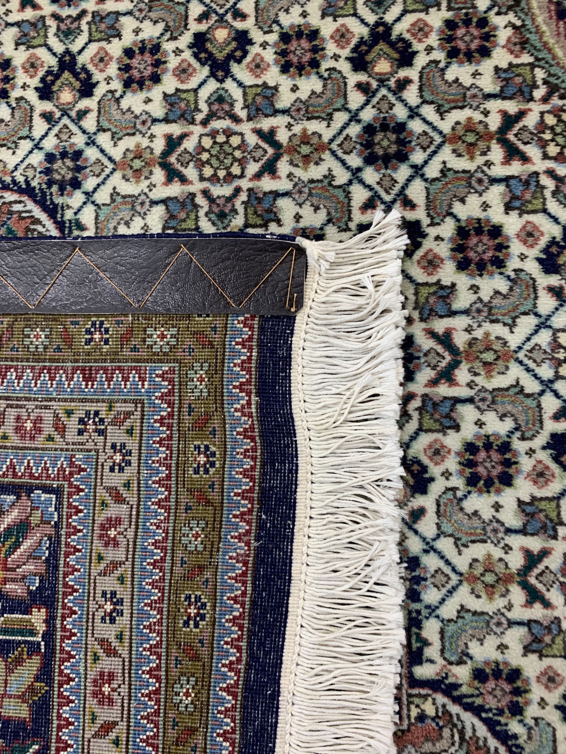 Detail e: Täbriz"Mahi"fein(50 Raj), Persien, Mitte 20.Jhd, Korkwolle auf Baumwolle, ca. 387 x 290cm, ca. 500.000 Kn/qm, EHZ: 2