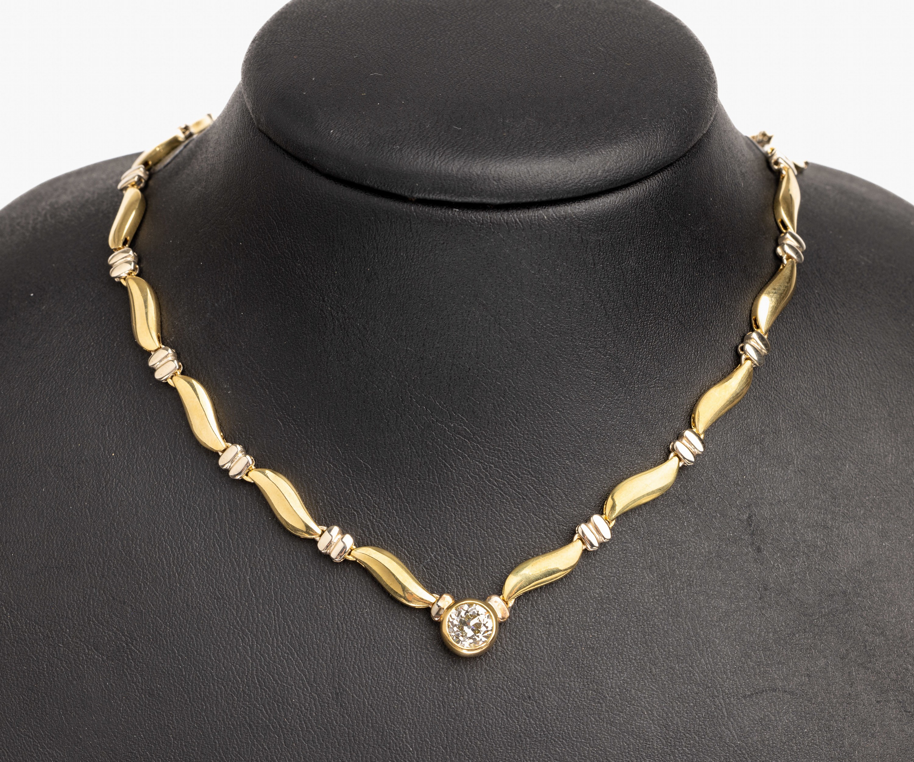 18 kt Gold Diamant-Collier, GG/WG 750/000, Zwischenglieder WG, Altschliff-Diamant ca. 1.10 ct get. Weiß/si, L. ca. 43 cm, Karabinerschließe, ca. ...