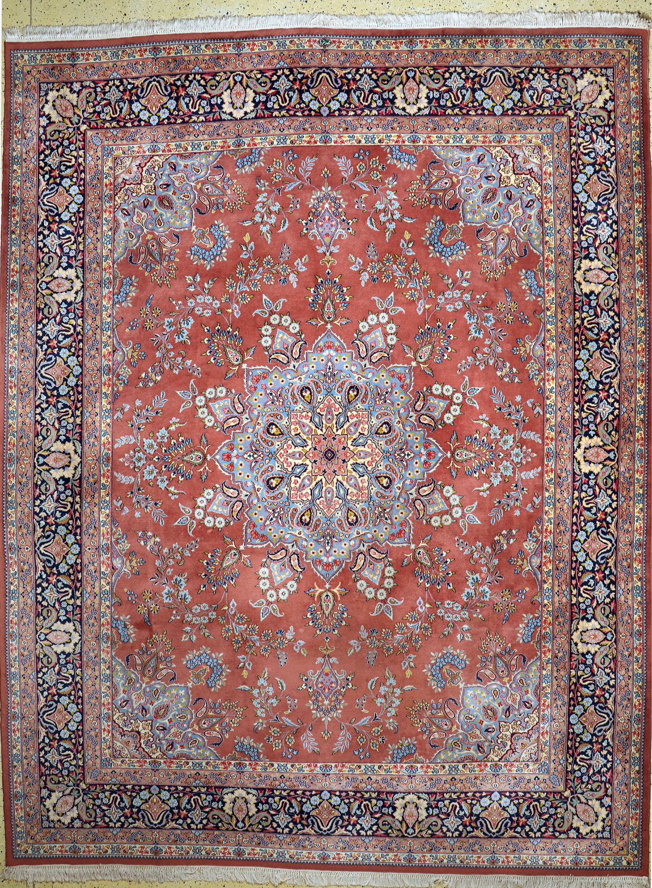 Kerman fein Persien, signiert, Ende 20.Jhd,Wolle auf Baumwolle, ca. 390 x 302 cm, EHZ: 2,(Minimaler Mottenfraß am Rand).