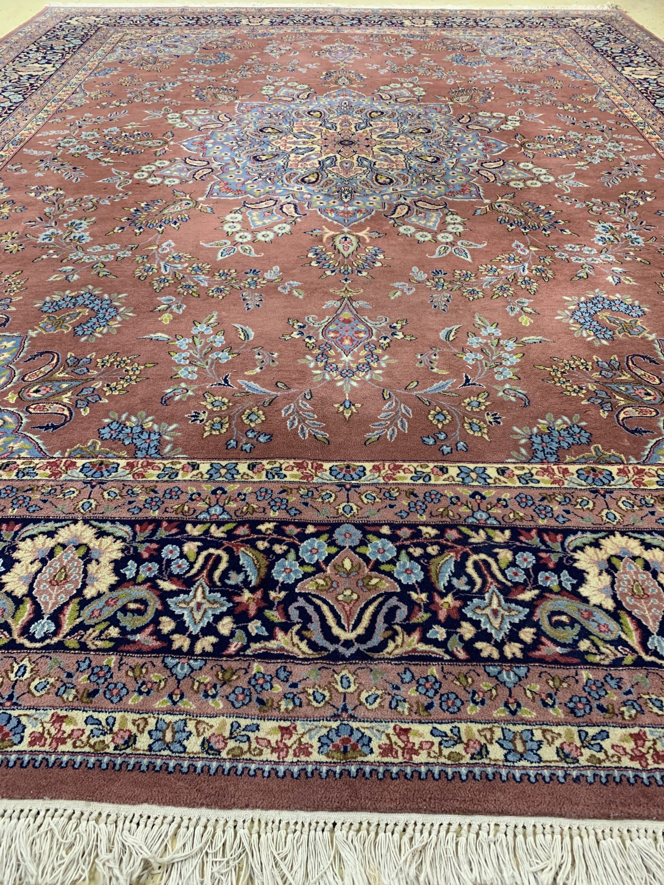 Detail d: Kerman fein Persien, signiert, Ende 20.Jhd,Wolle auf Baumwolle, ca. 390 x 302 cm, EHZ: 2,(Minimaler Mottenfraß am Rand).