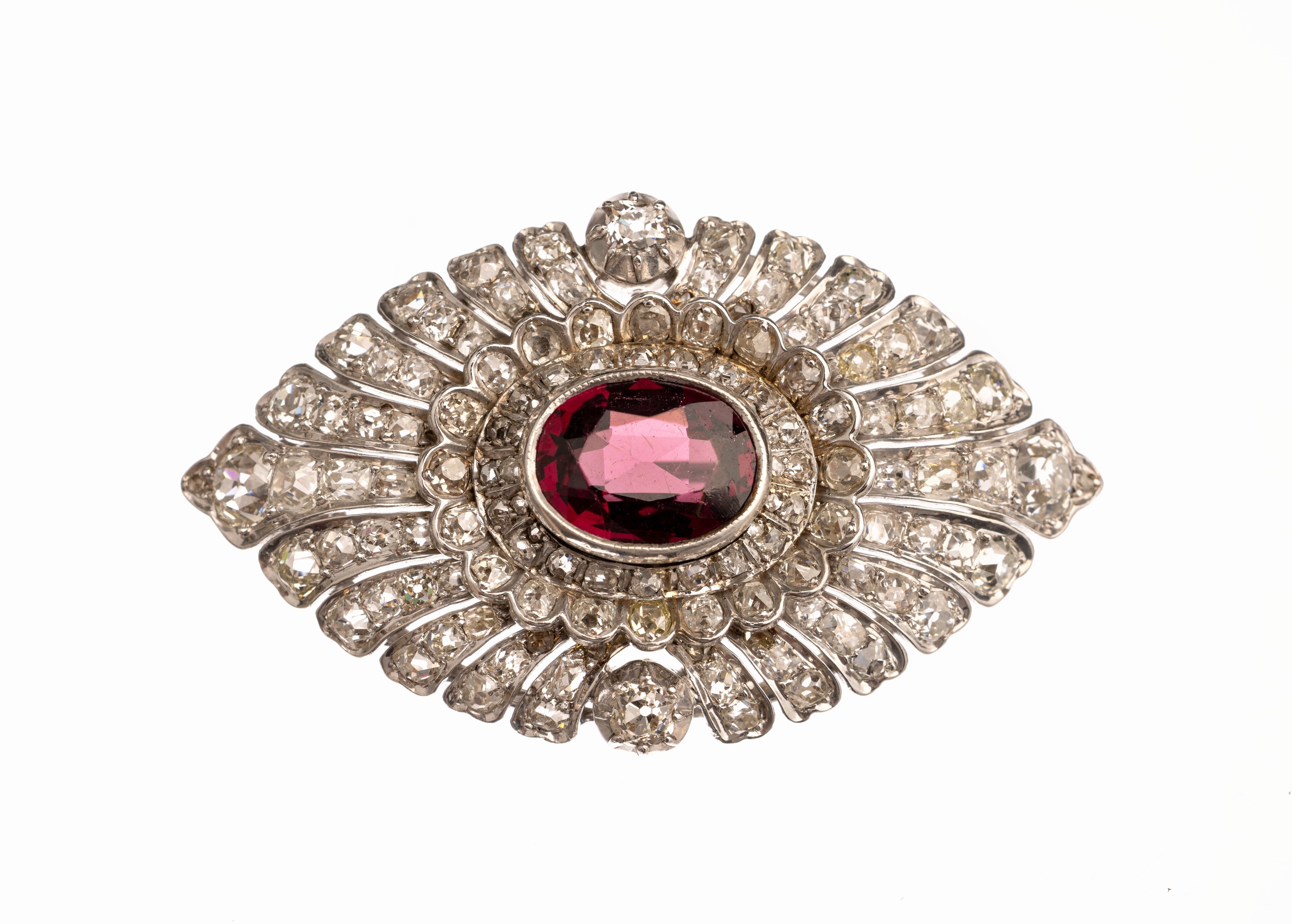 14 kt Gold Granat-Diamant-Brosche, GG 585/ 000, rhod., mittig ein ovalfacett. Granat ca. 4.2 ct, umgeben von 127 Altschliffdiamanten zus. ca. 8.4 ct ...