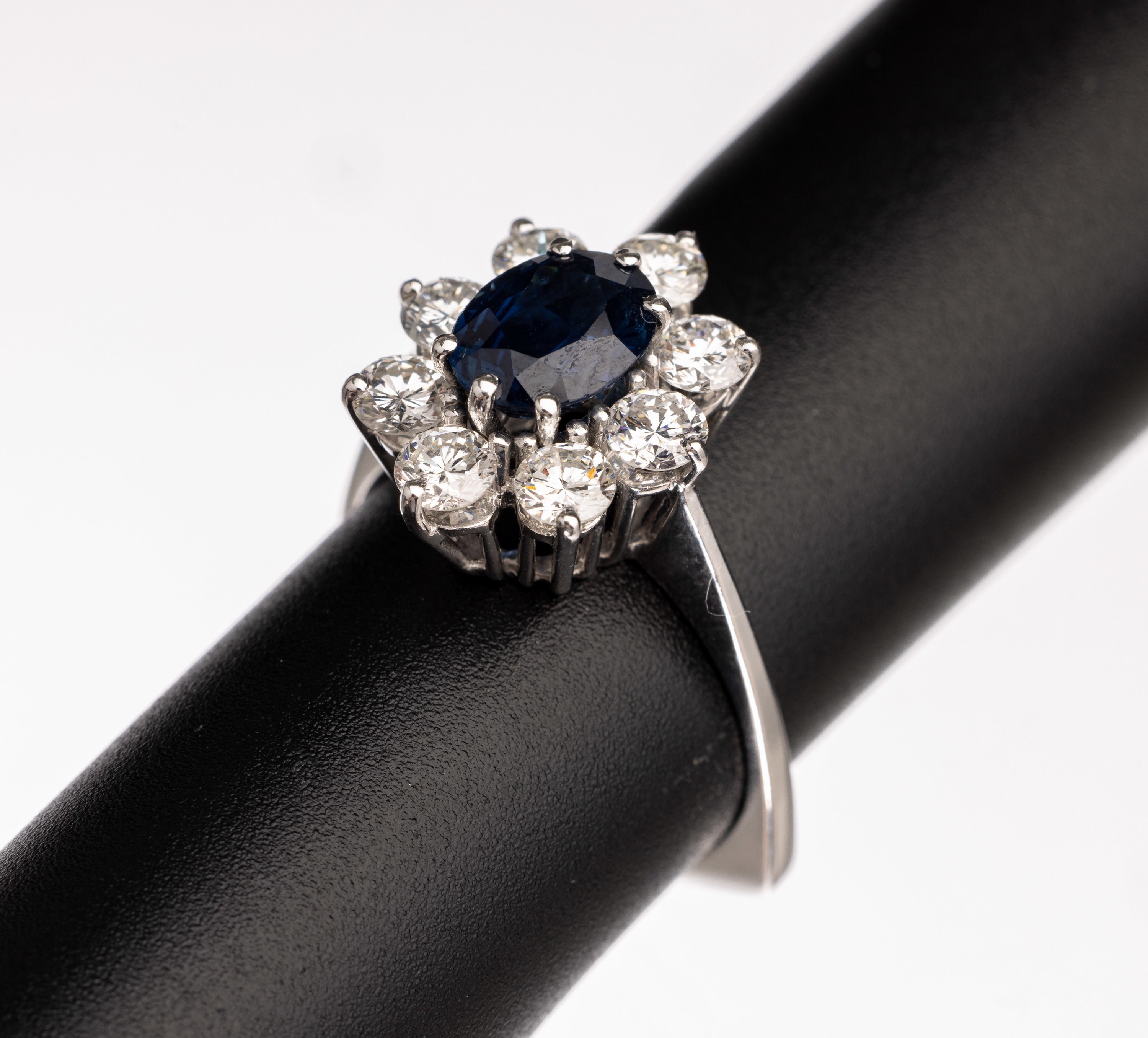 18 kt Gold Saphir-Brillant-Ring, WG 750/000ovalfacett. Saphir ca. 2.0 ct, umgeben von 8 Brillanten zus. ca. 1.60 ct feines Weiß/si, RW58, ca. 5.4 g