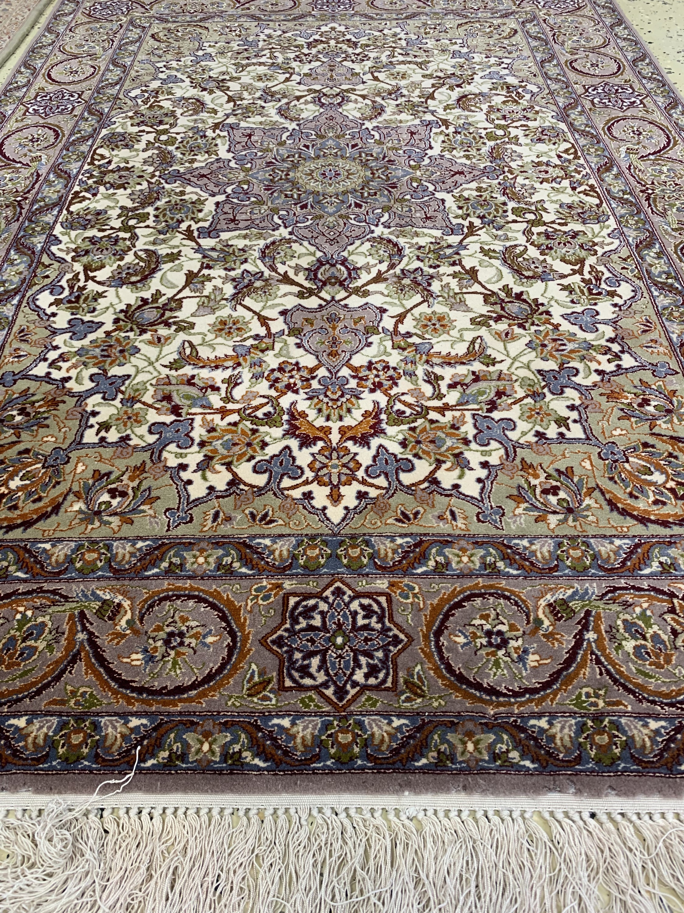 Detail b: 1 paar Esfahan fein, Persien, Mitte 20.Jhd,Korkwolle auf Seide, ca. 163 x 105 cm, EHZ: 2,(Mottenfraß am Rand).