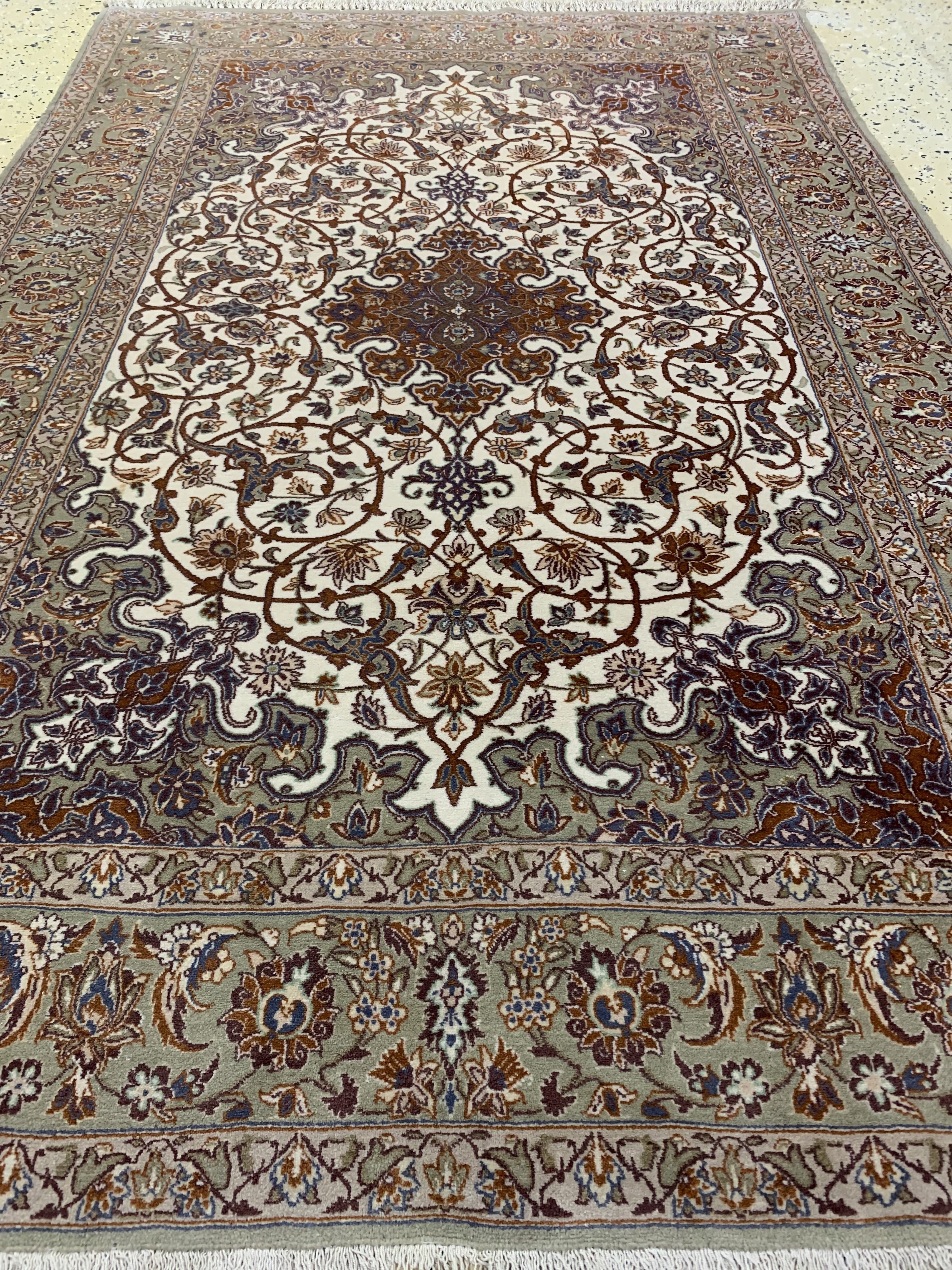 Detail e: 1 paar Esfahan fein, Persien, Mitte 20.Jhd,Korkwolle auf Seide, ca. 163 x 105 cm, EHZ: 2,(Mottenfraß am Rand).