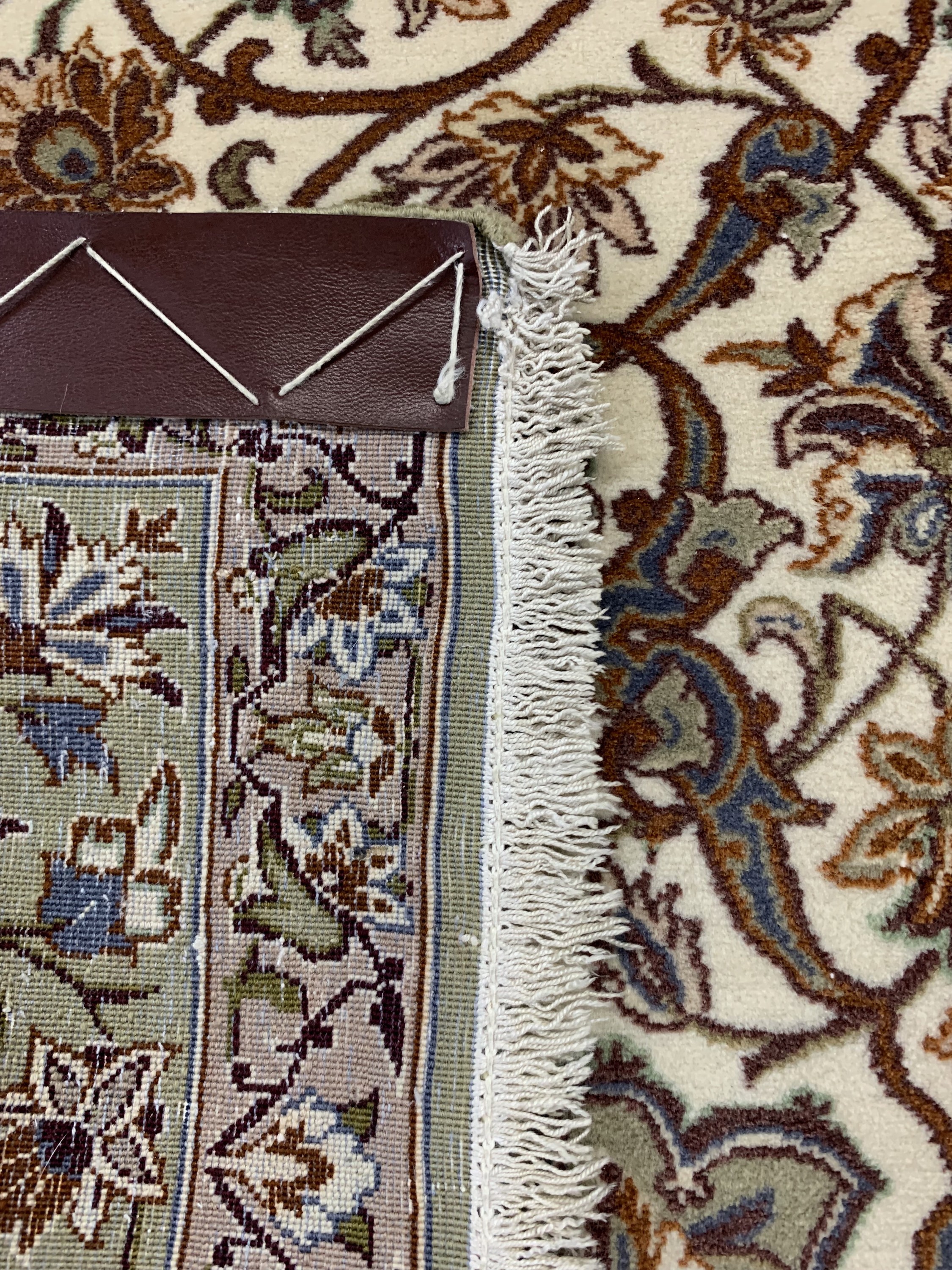 Detail f: 1 paar Esfahan fein, Persien, Mitte 20.Jhd,Korkwolle auf Seide, ca. 163 x 105 cm, EHZ: 2,(Mottenfraß am Rand).