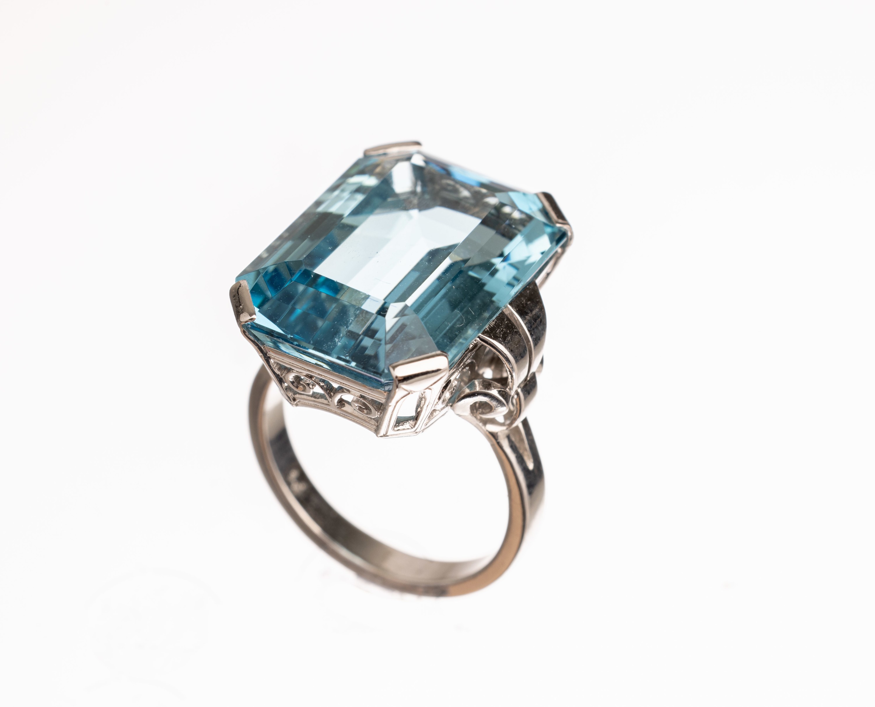 Platin Aquamarin-Ring, Pt, Aquamarin im Treppenschliff ca. 20.0 ct, von sehr schöner Farbe, RW 56, ca. 13.3 g, Expertise anbei