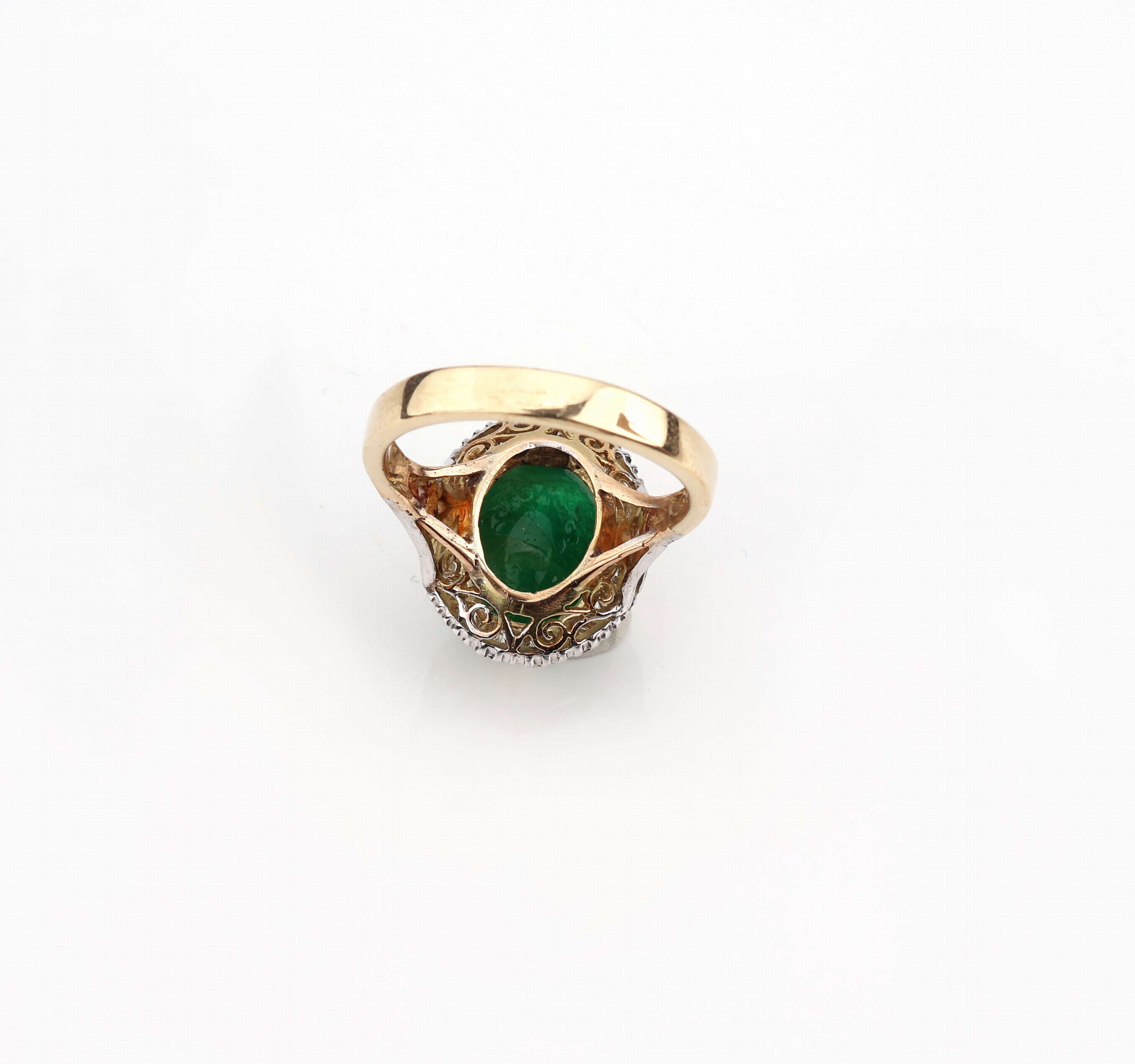 Detail b: 14 kt Gold Smaragd-Brillant-Ring, GG/WG 585/000, Unterkaderung, durchbrochen gearbeitet, min. besch., Smaragdcabochon ca. 3.70 ct umgeben von 17 ...